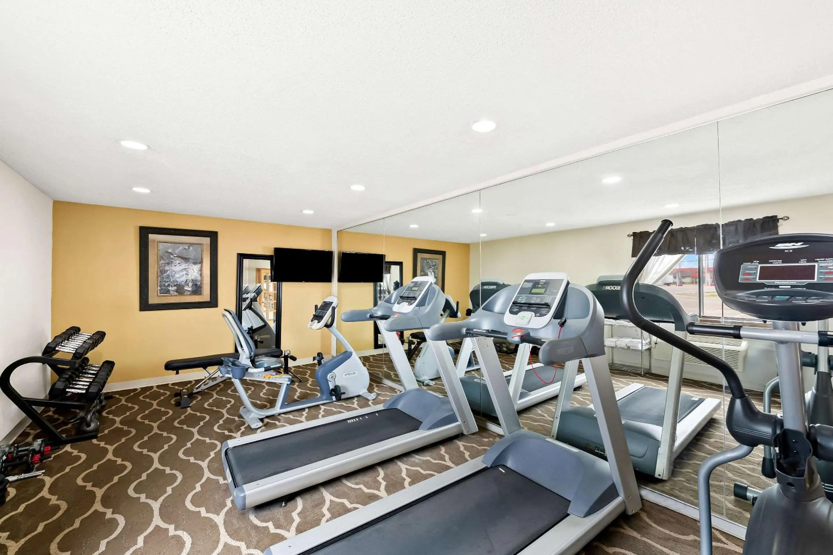 Fitness centre/facilities in Quality Inn