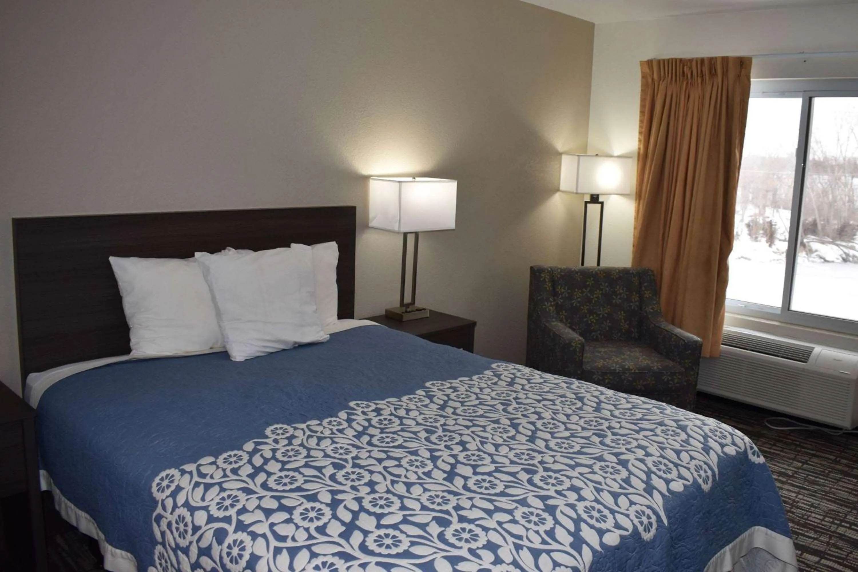 Photo of the whole room, Bed in Super 8 by Wyndham Grand Island