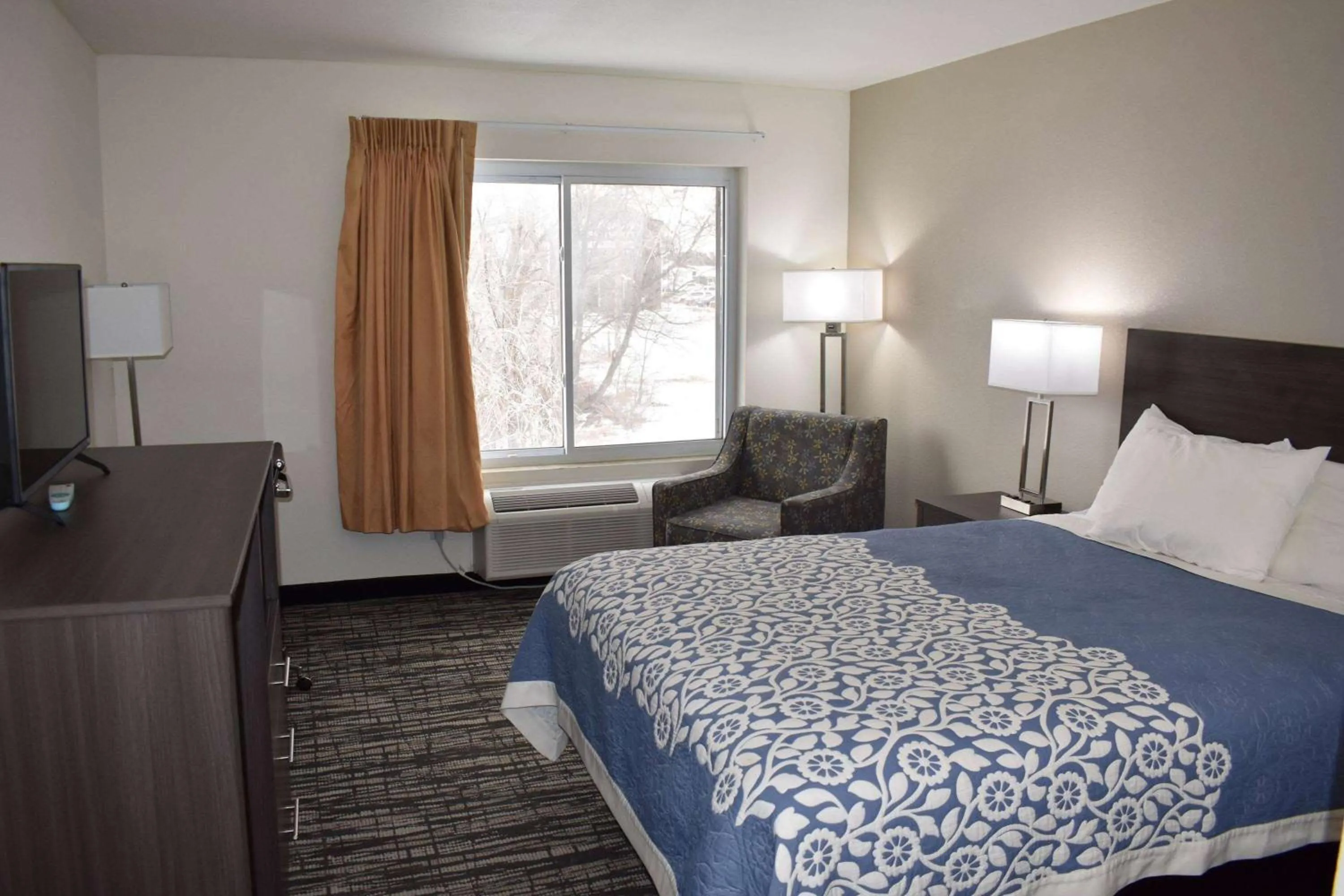 Photo of the whole room, Bed in Super 8 by Wyndham Grand Island