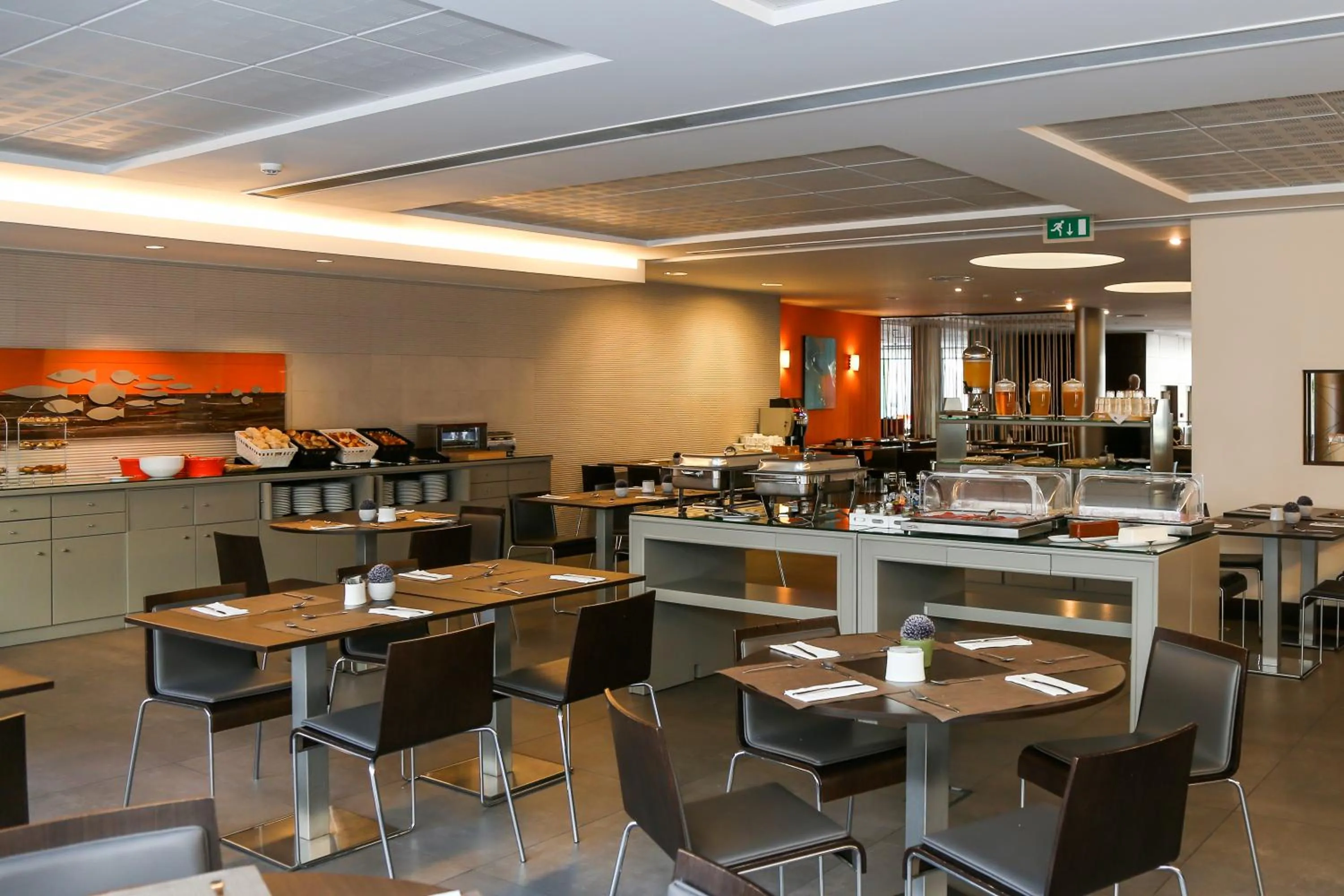 Restaurant/places to eat in Hotel Praia