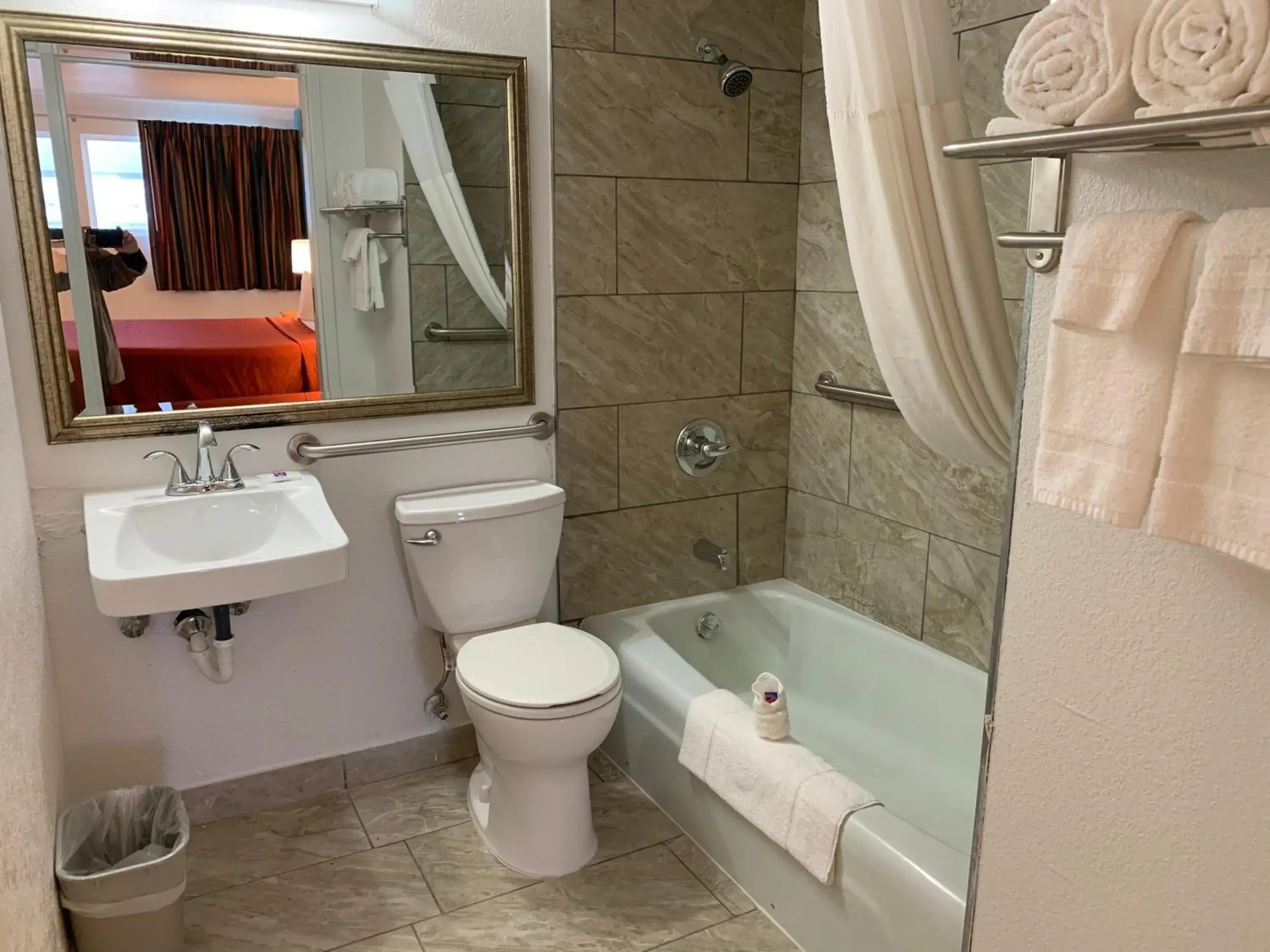 Queen Room - Disability Access - Non-Smoking in Motel 6-Lincoln, NE - Airport Queen Room - Disability Access - Non-Smoking in Motel 6-Lincoln, NE - Airport