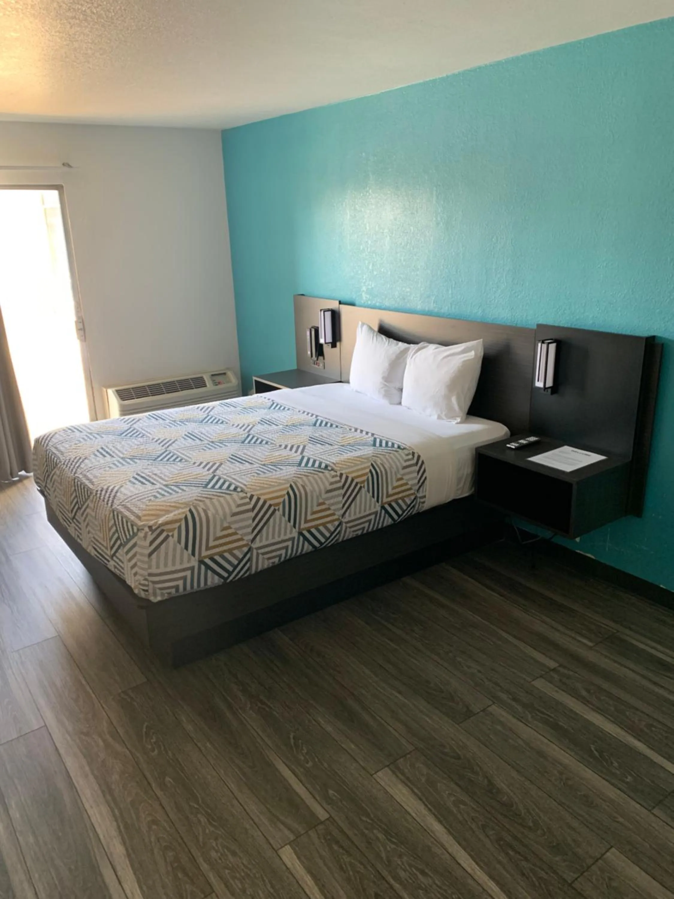 Bedroom, Bed in Motel 6-Lincoln, NE - Airport