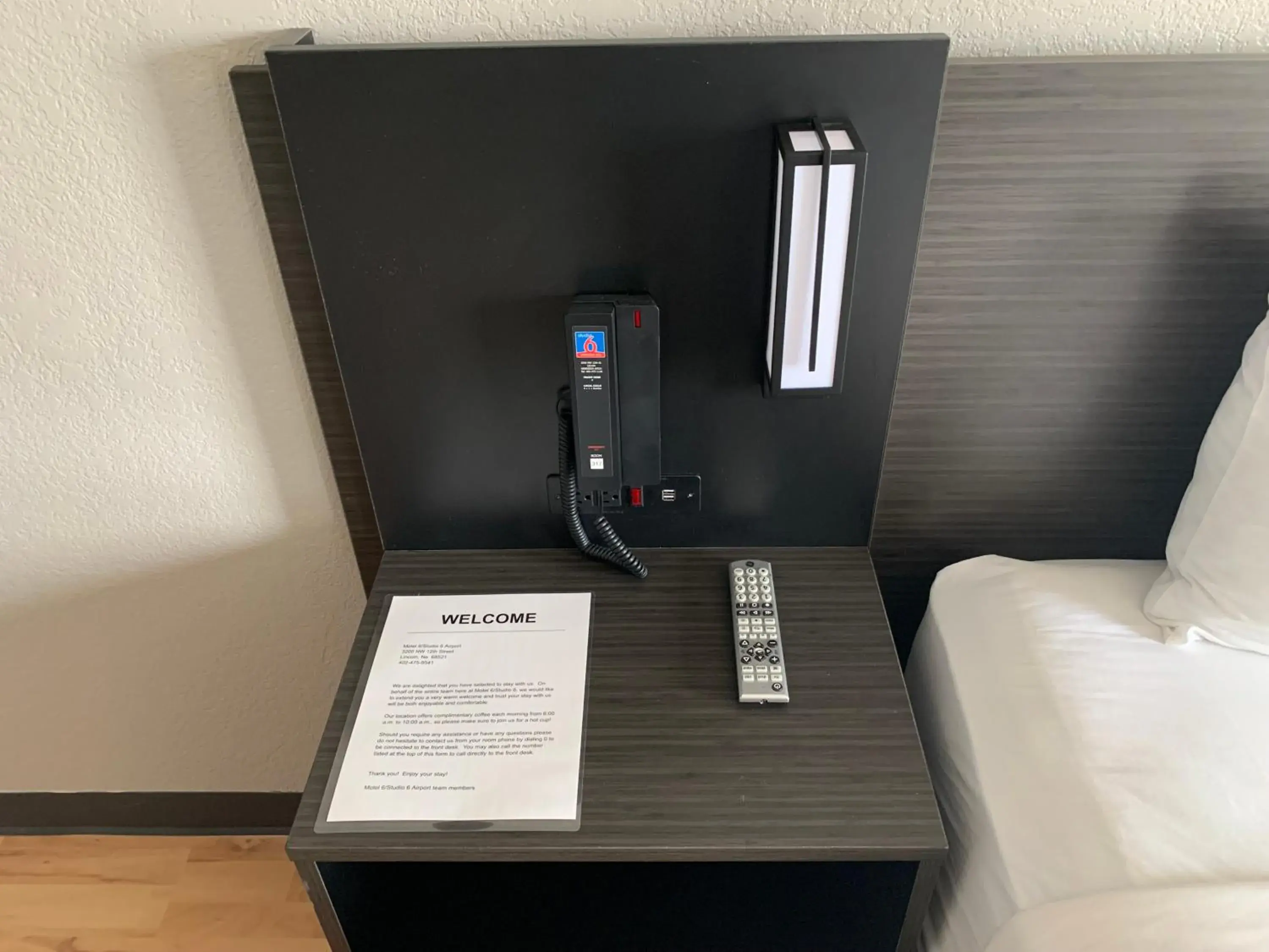 Queen Room - Non-Smoking in Motel 6-Lincoln, NE - Airport Queen Room - Non-Smoking in Motel 6-Lincoln, NE - Airport