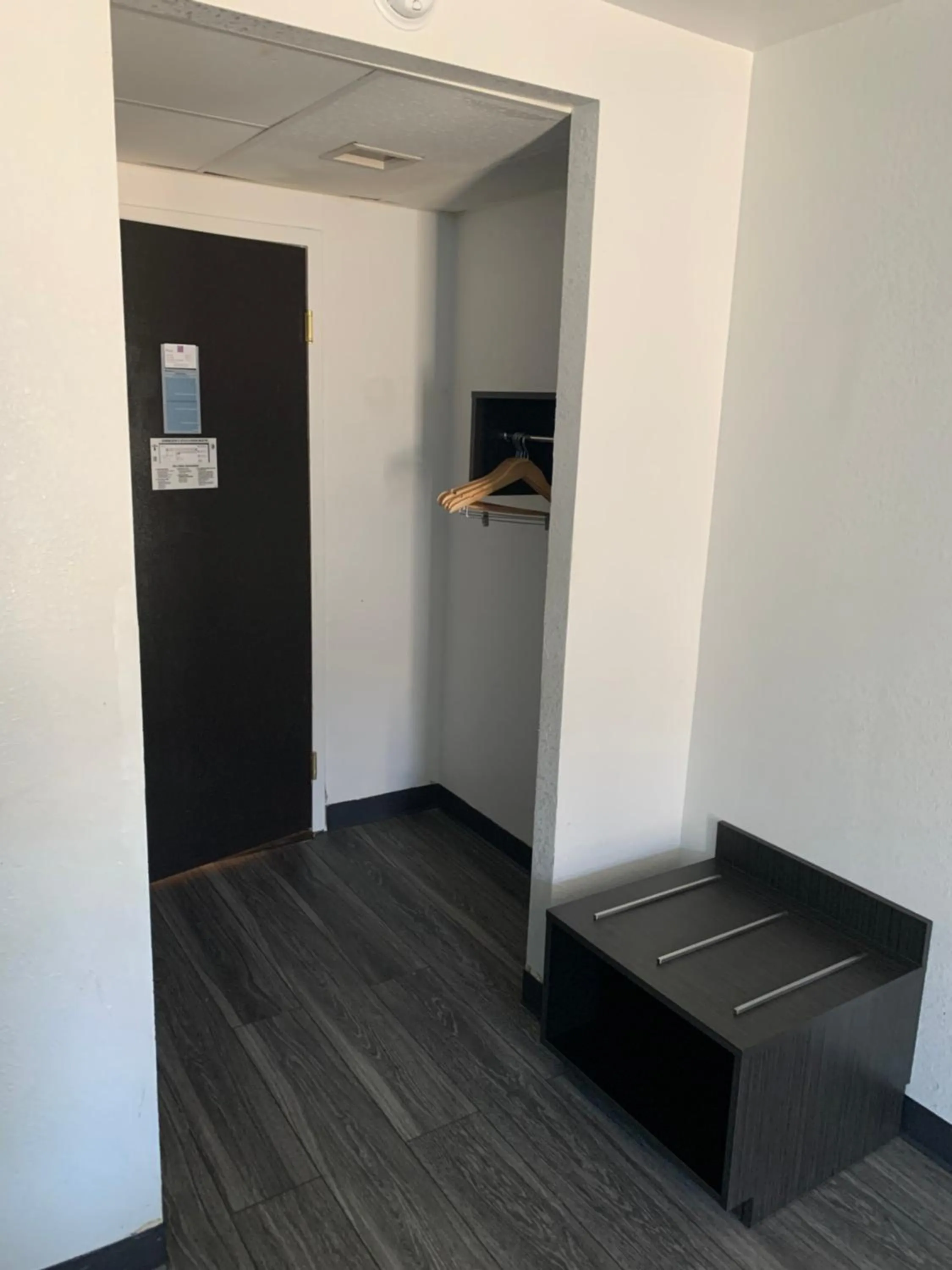 Bedroom in Motel 6-Lincoln, NE - Airport