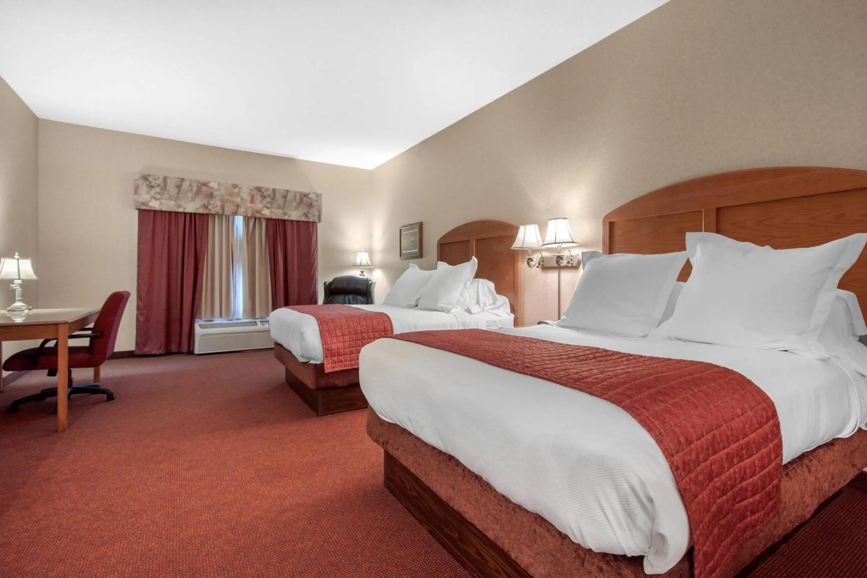 Bedroom, Bed in Norfolk Lodge & Suites, an Ascend Collection Hotel