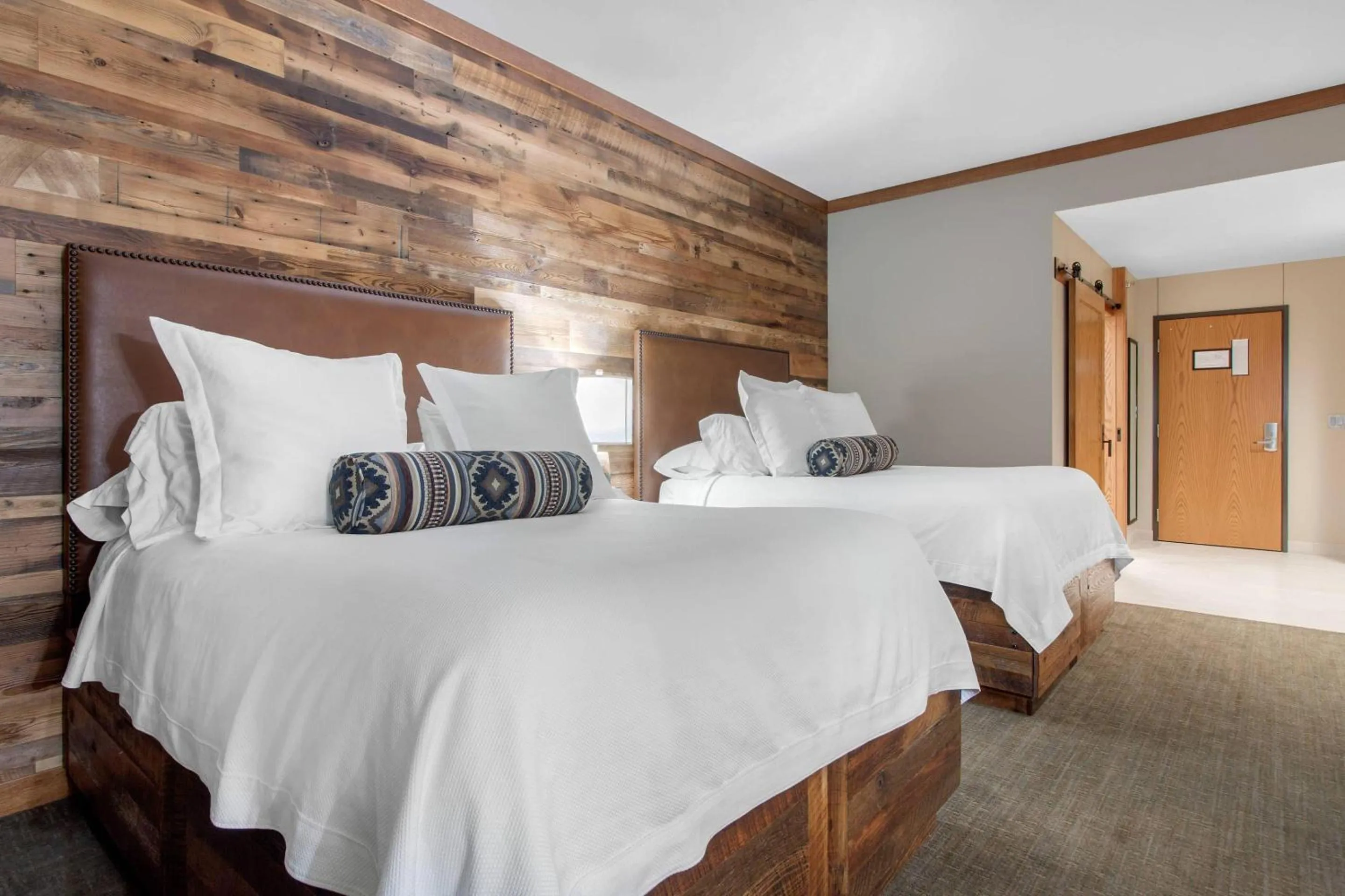 Bedroom, Bed in Norfolk Lodge & Suites, an Ascend Collection Hotel