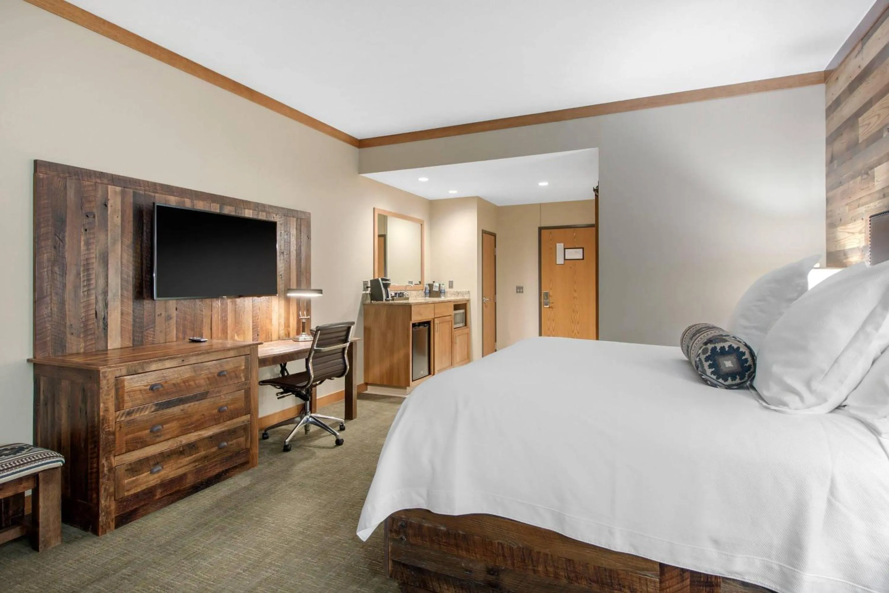 Bedroom, Bed in Norfolk Lodge & Suites, an Ascend Collection Hotel