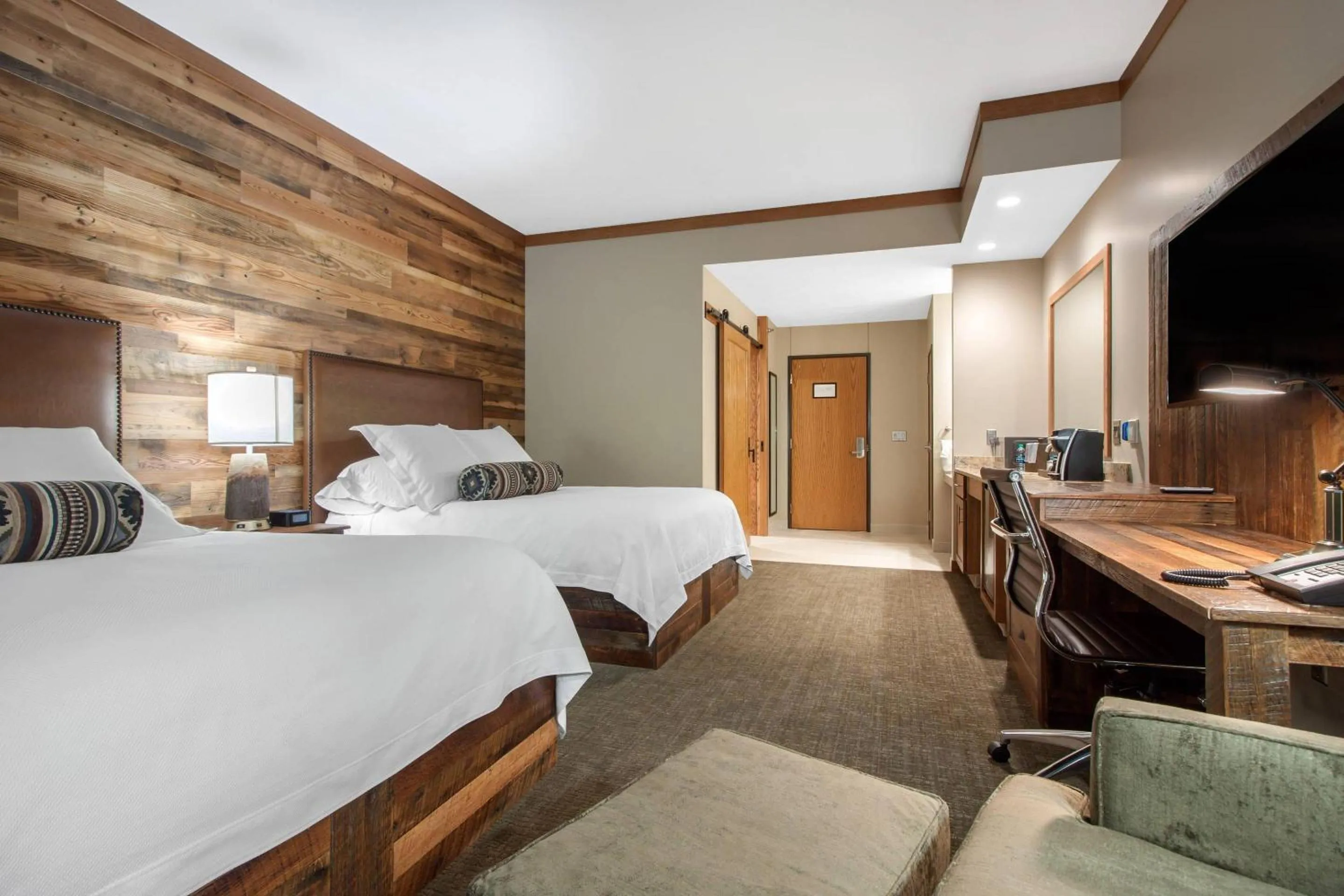 Bedroom, Bed in Norfolk Lodge & Suites, an Ascend Collection Hotel