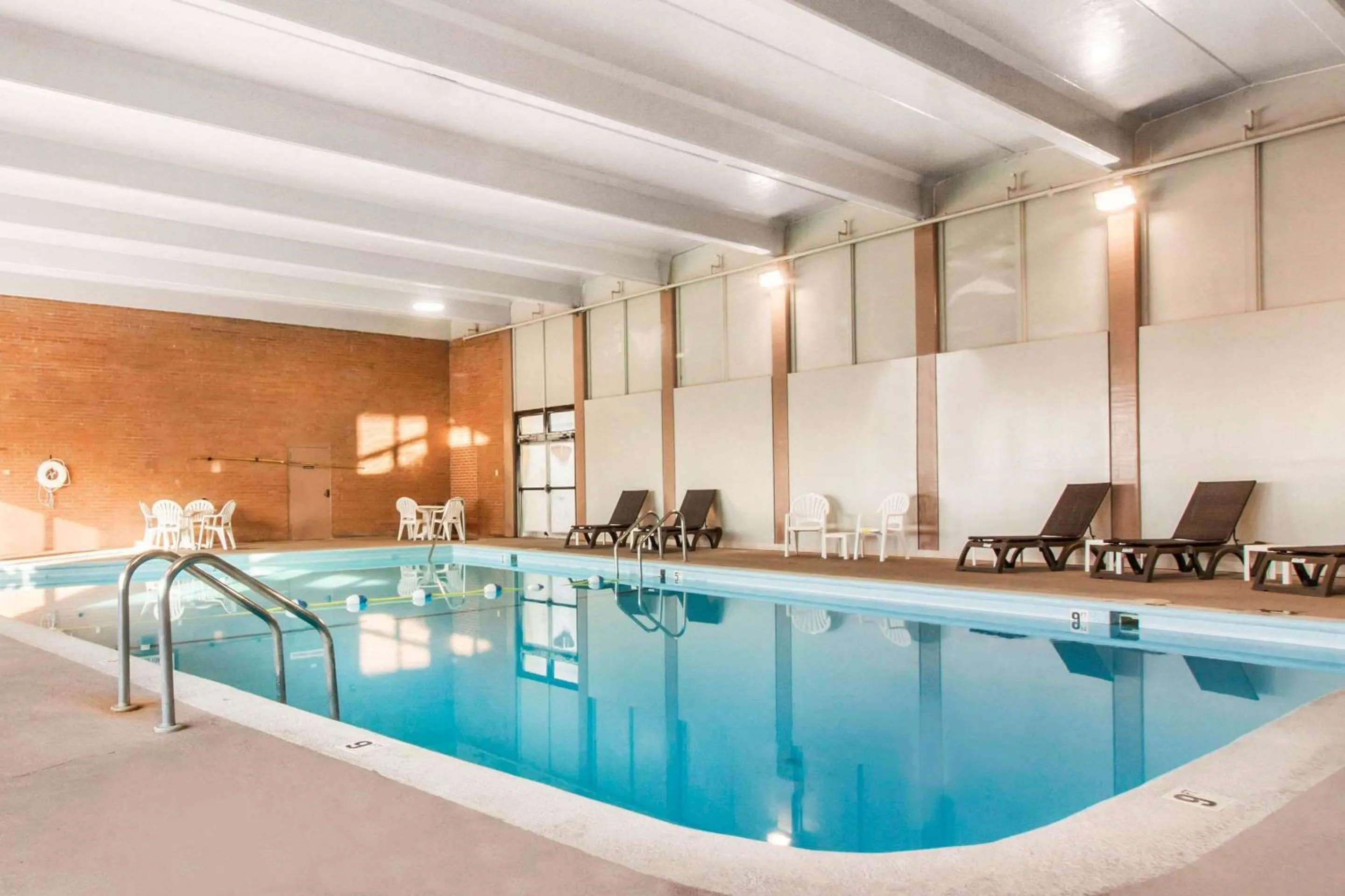 Swimming pool in Comfort Inn & Suites Omaha Central