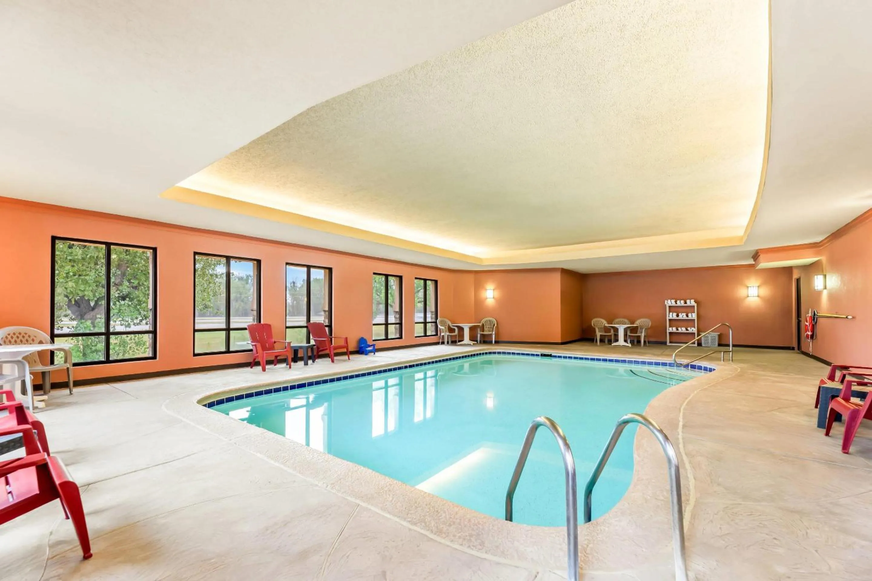Swimming pool in Comfort Suites Gothenburg South