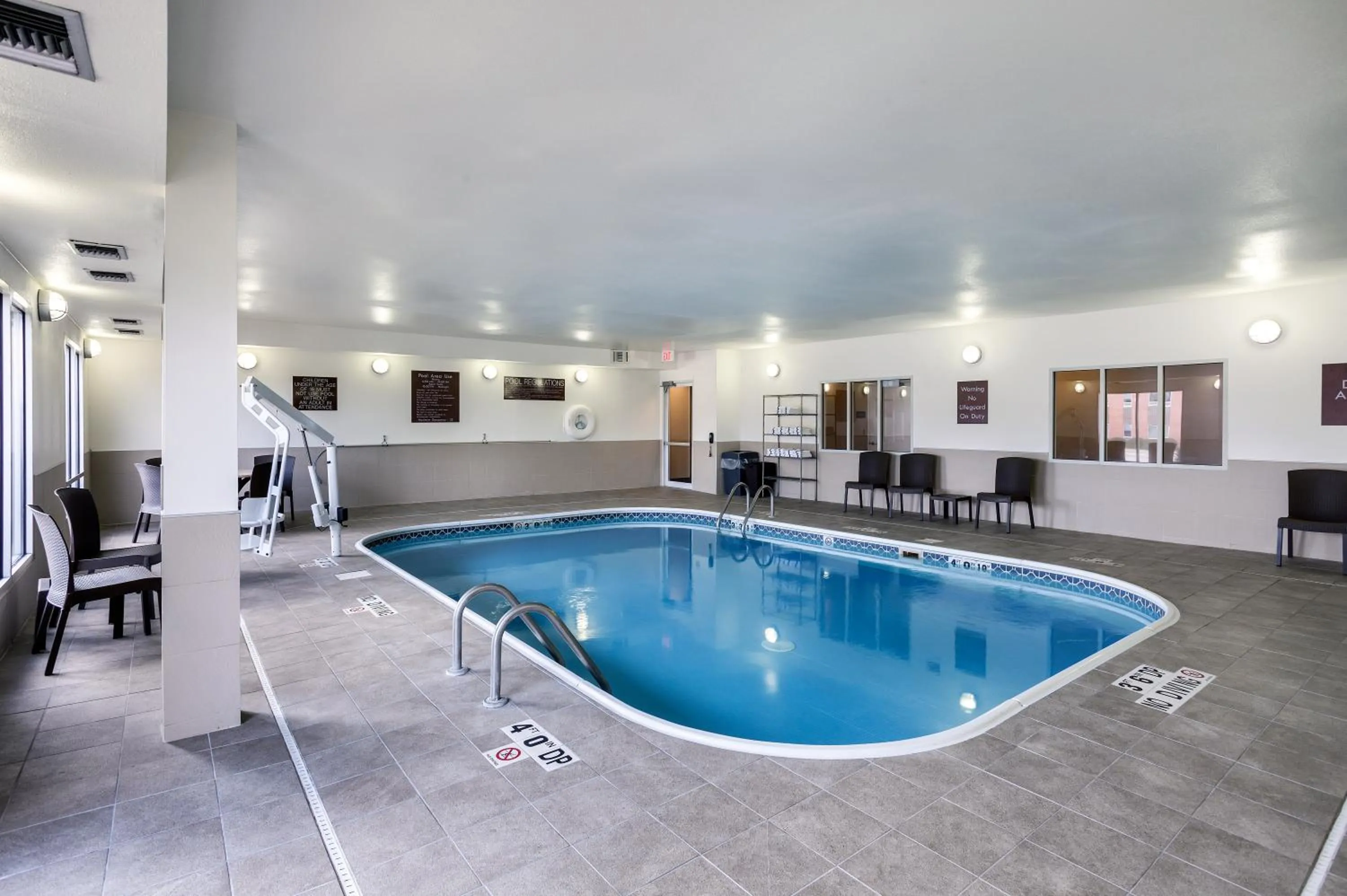 Swimming pool in Comfort Suites Lincoln North