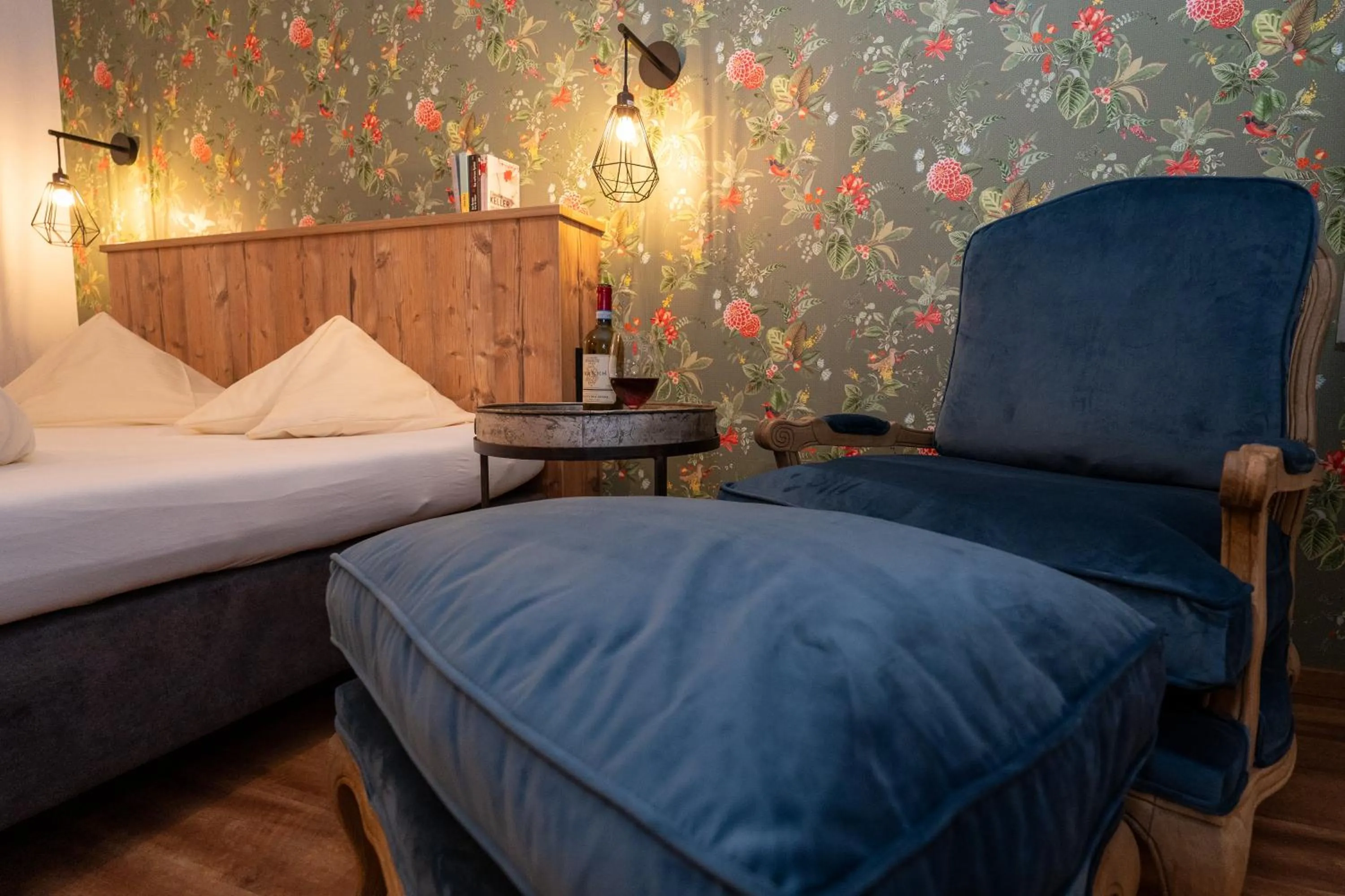 Seating area, Bed in Hotel Krone Tirol