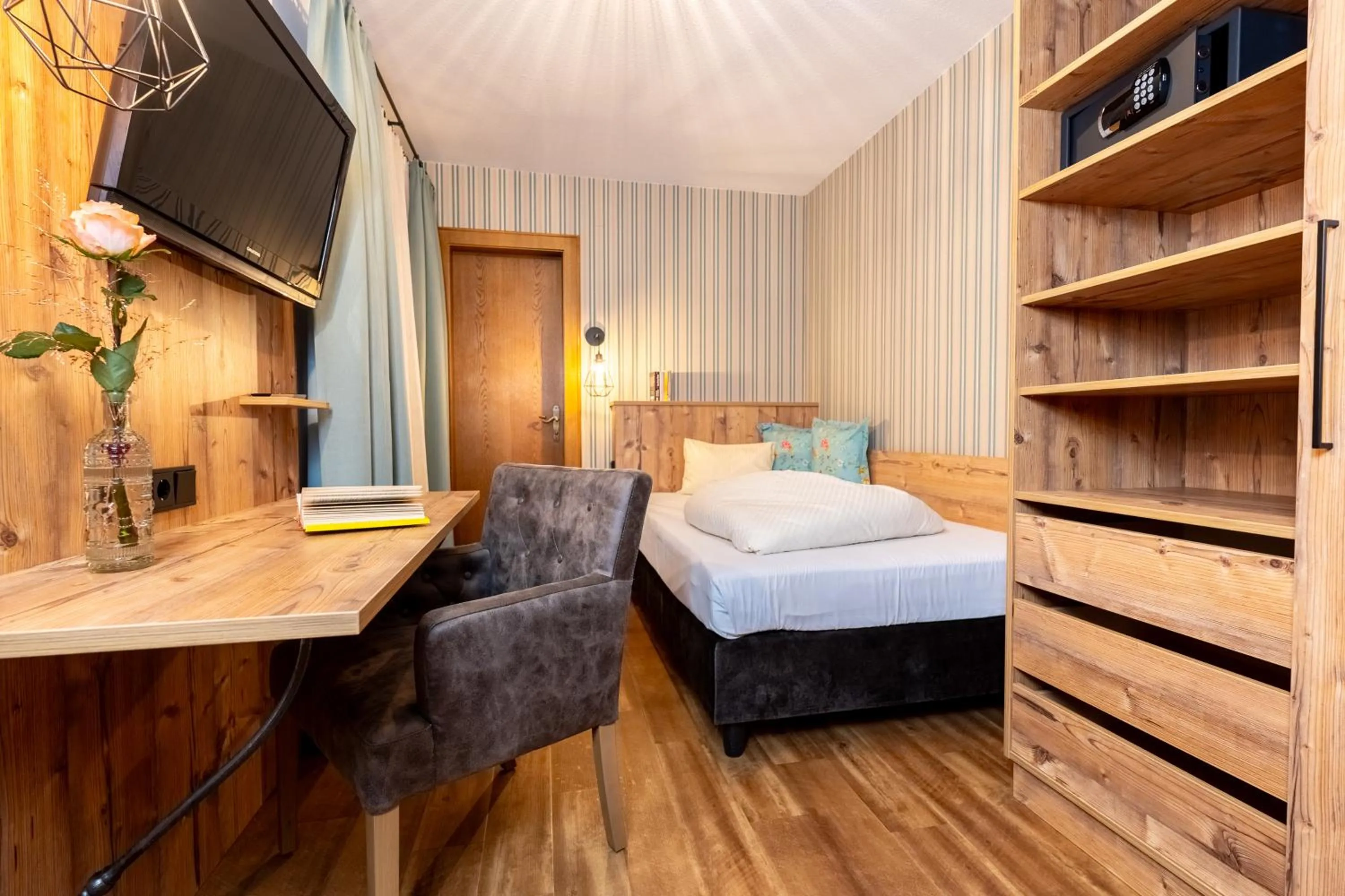 Photo of the whole room, Bed in Hotel Krone Tirol