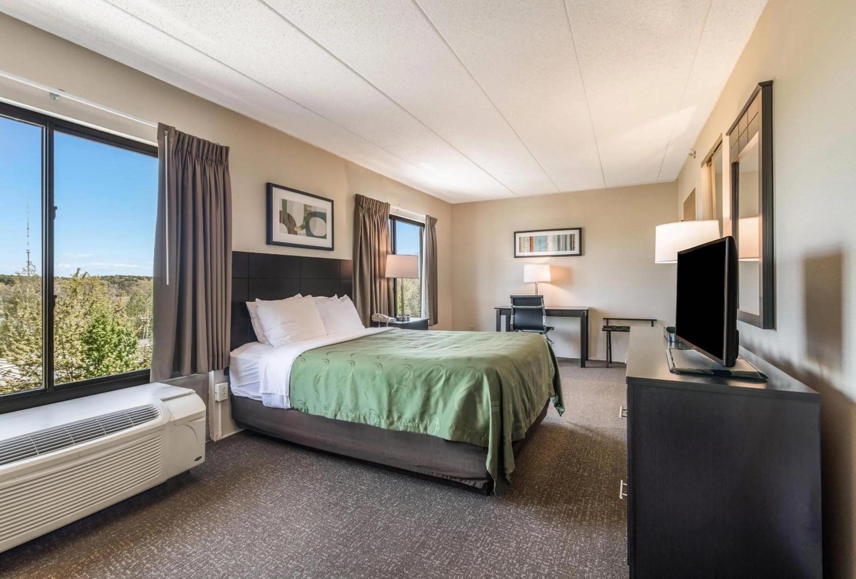 Bedroom, Bed in Quality Inn Portsmouth