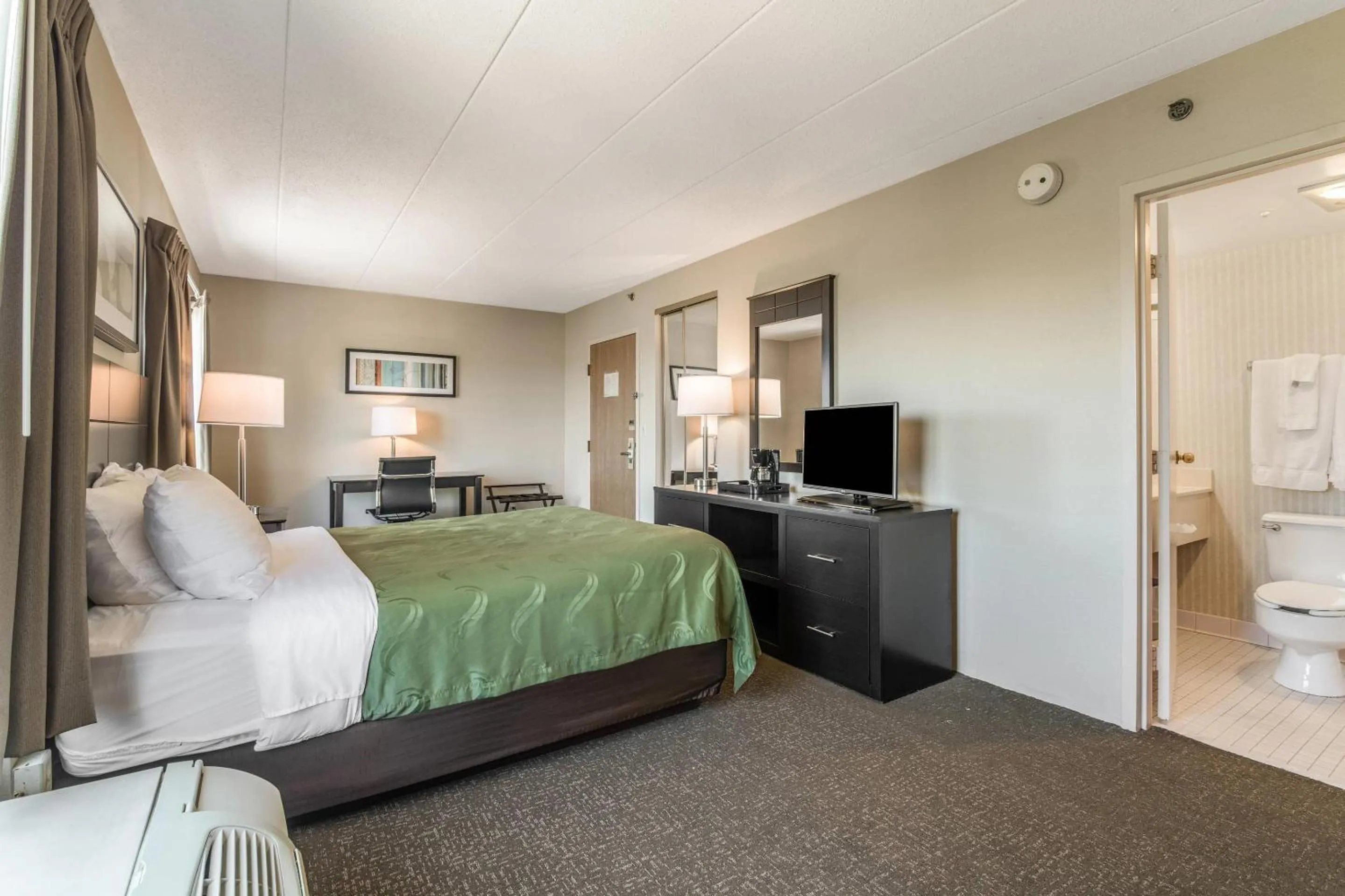 Bedroom, Bed in Quality Inn Portsmouth