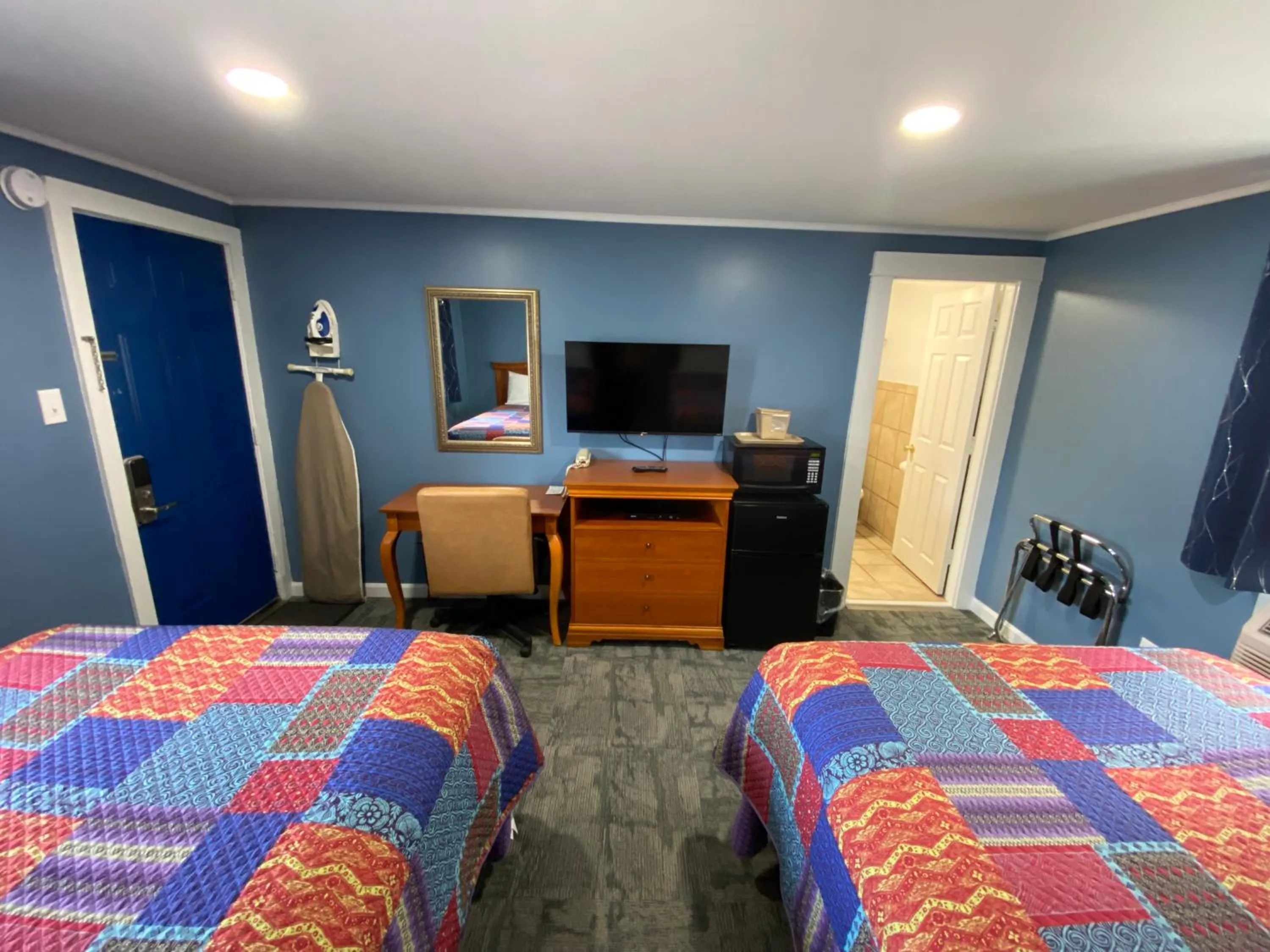 Bedroom, Bed in Royal Inn