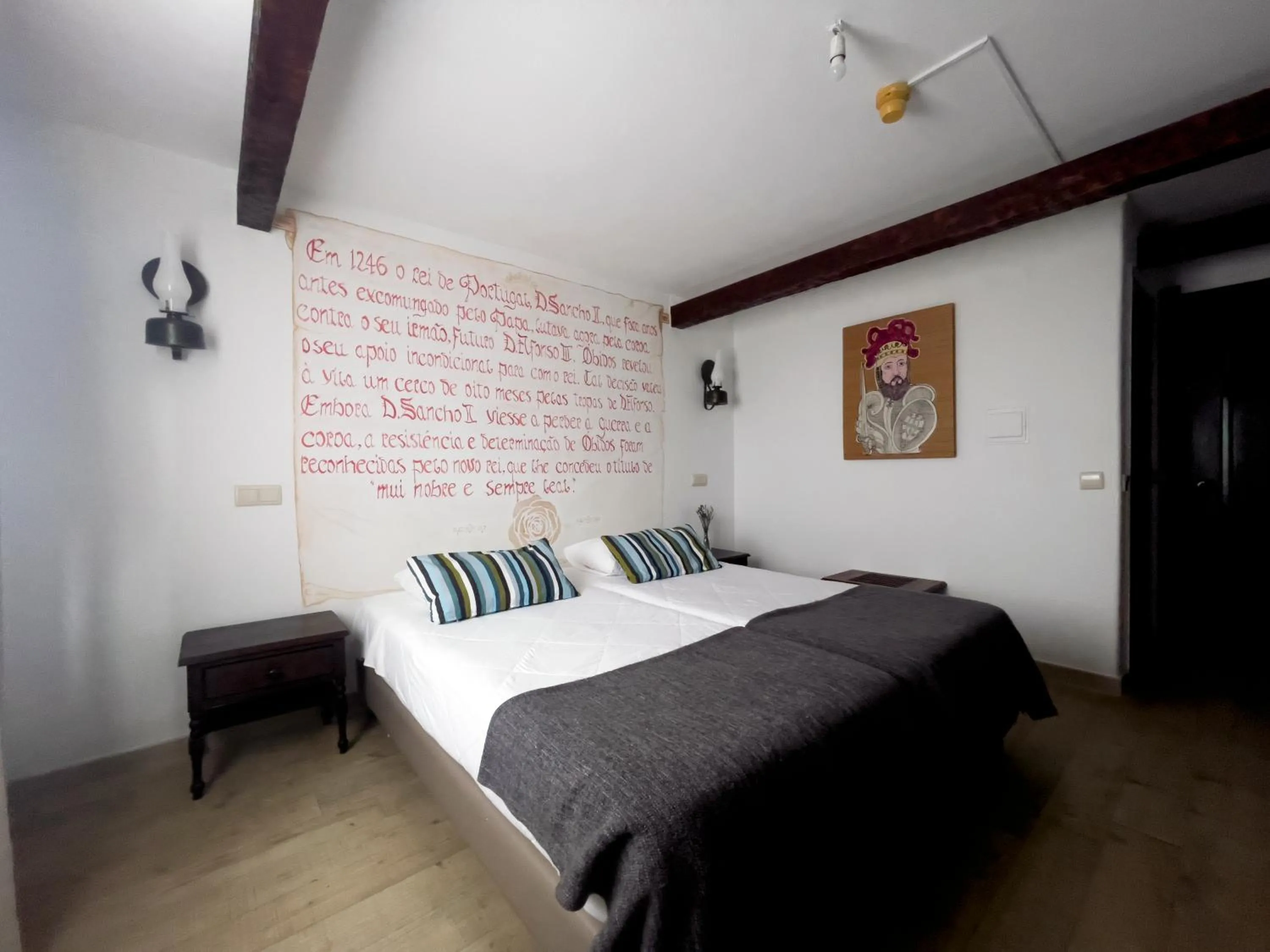 Bed in Rainha Santa Isabel - Óbidos History Hotel