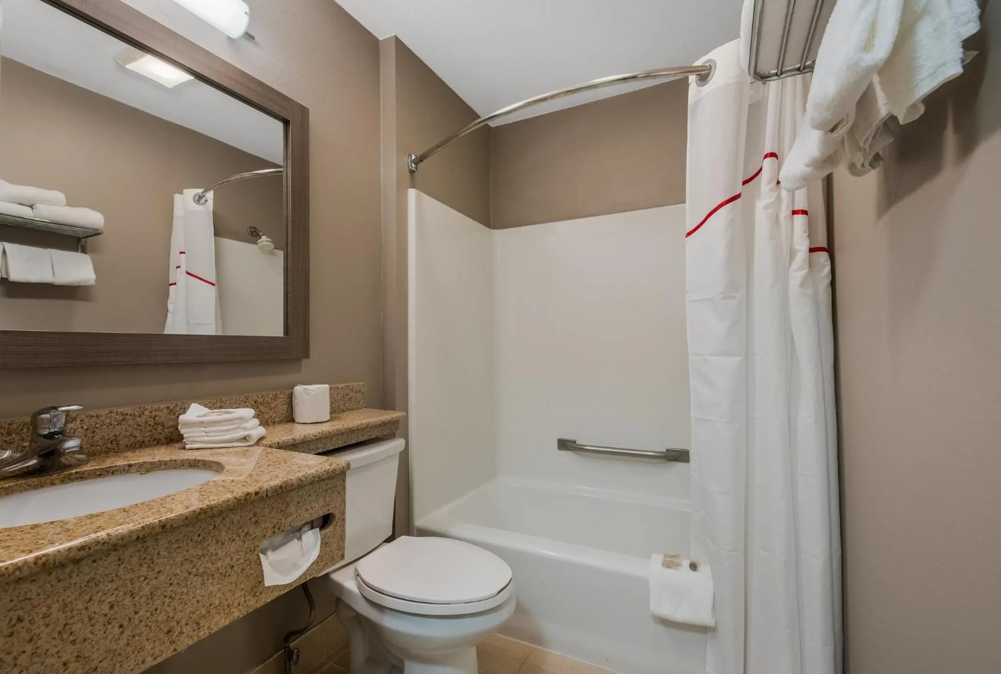 Bedroom in Red Roof Inn & Suites Vineland - Buena