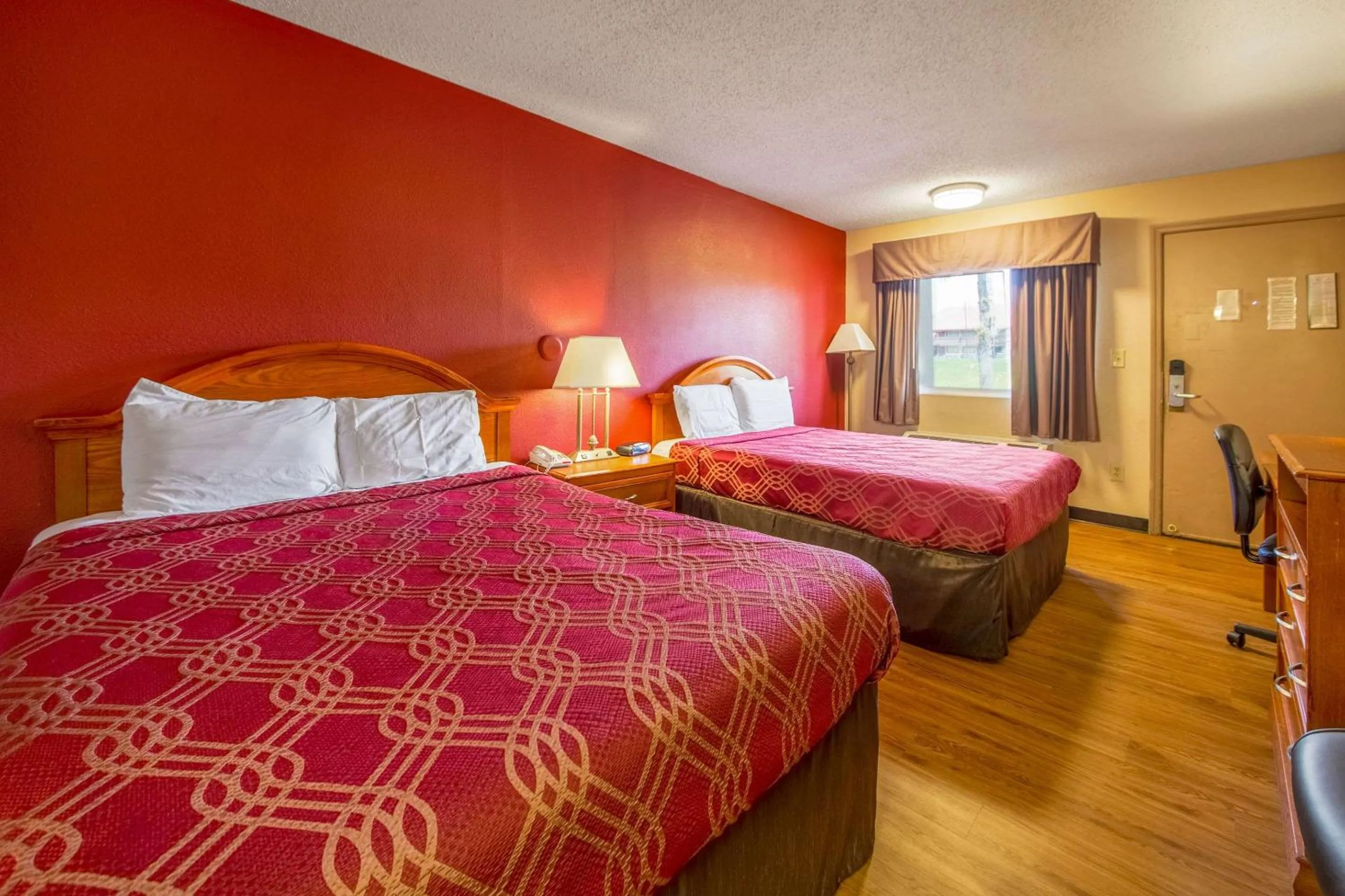 Photo of the whole room, Bed in Econo Lodge Mount Laurel - Philadelphia East