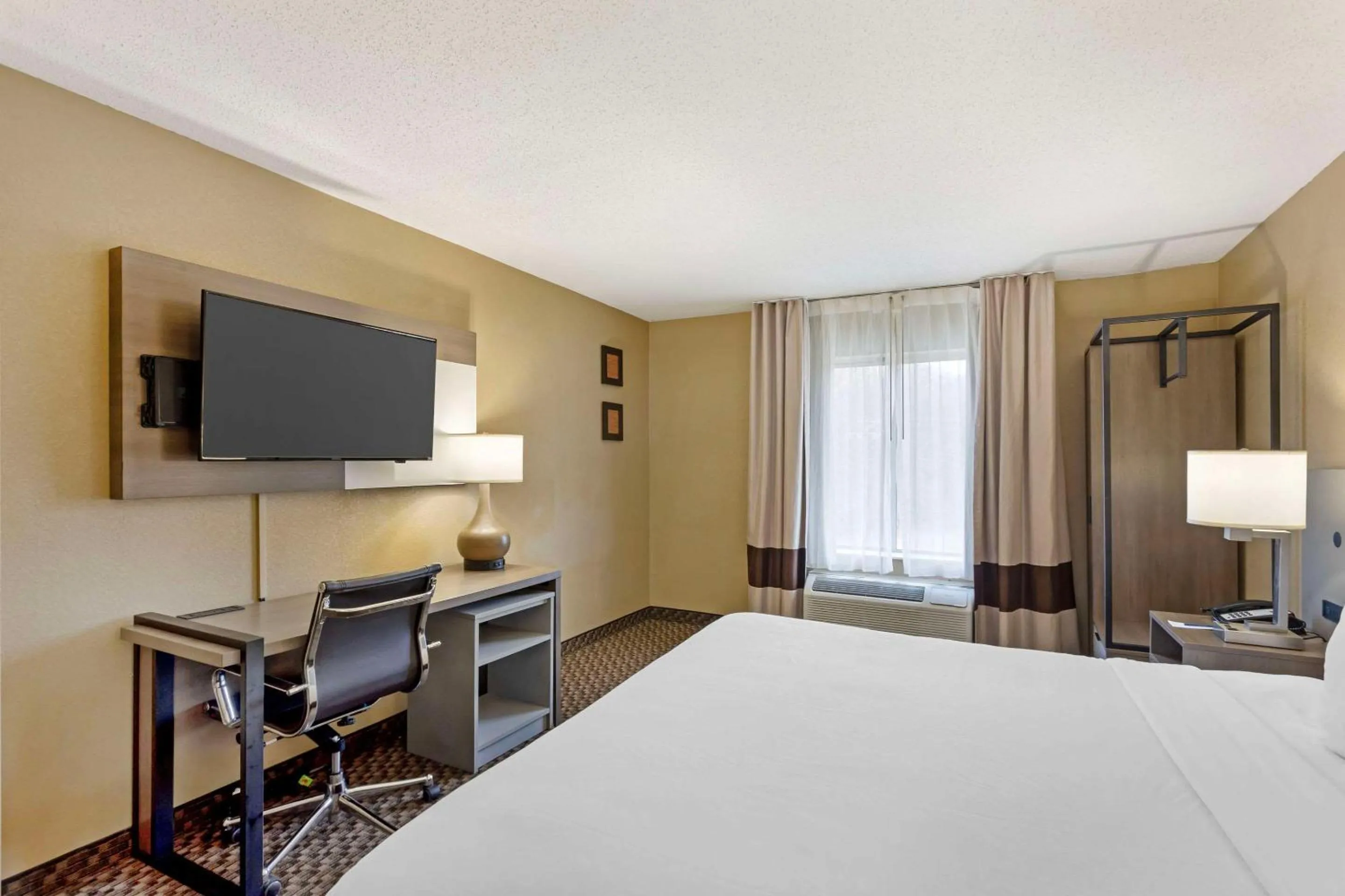 Bedroom, Bed in Comfort Inn & Suites Carneys Point - Pennsville