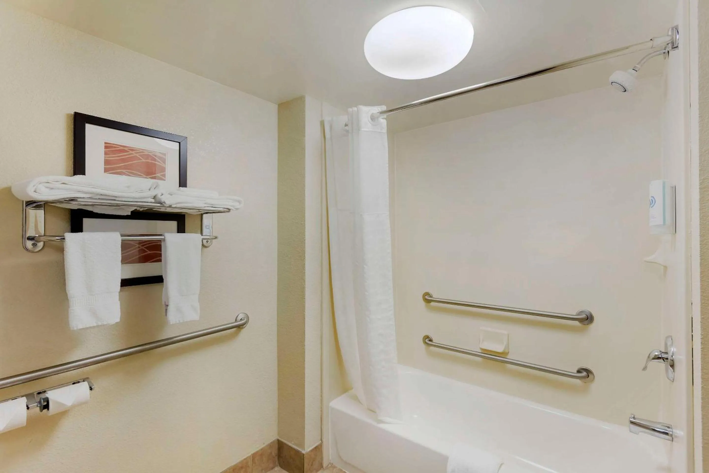 Bedroom in Comfort Inn & Suites Carneys Point - Pennsville