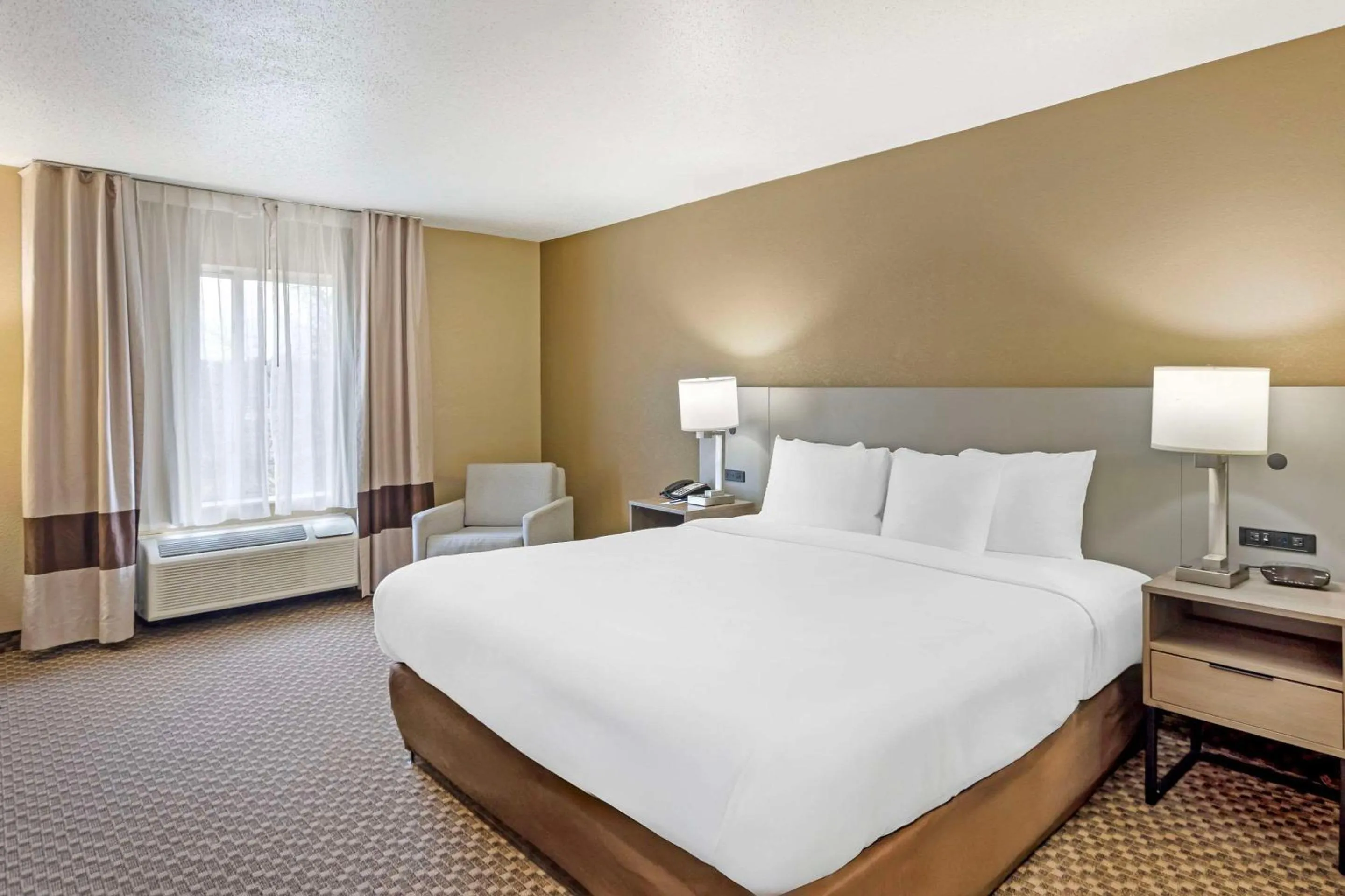 Bedroom, Bed in Comfort Inn & Suites Carneys Point - Pennsville