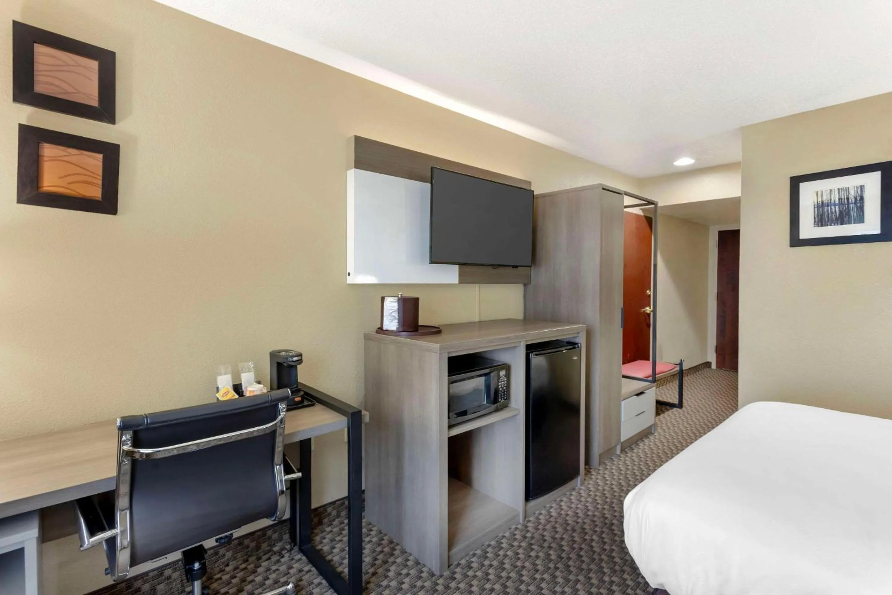 Bedroom, Bed in Comfort Inn & Suites Carneys Point - Pennsville