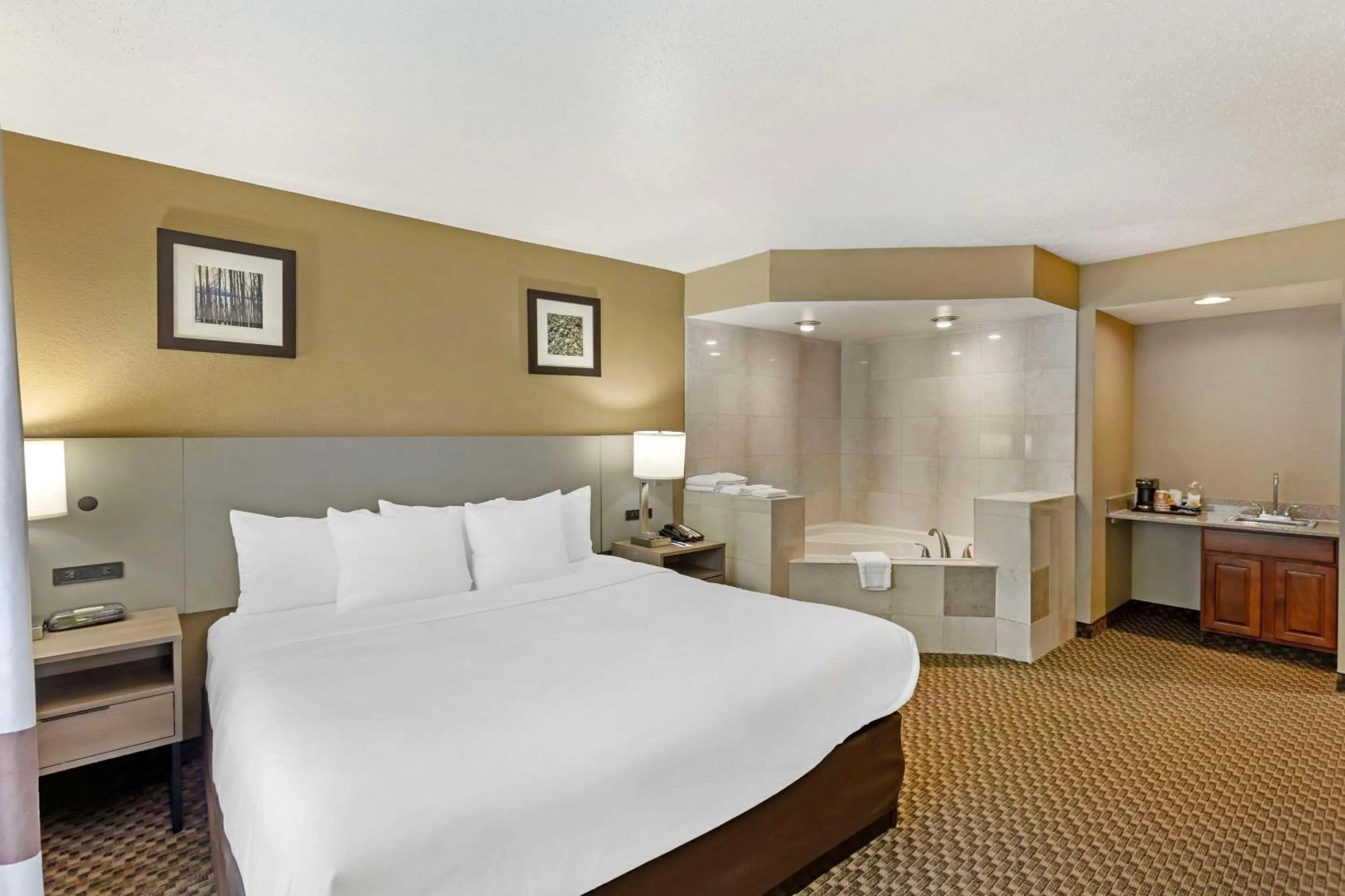 Bedroom, Bed in Comfort Inn & Suites Carneys Point - Pennsville