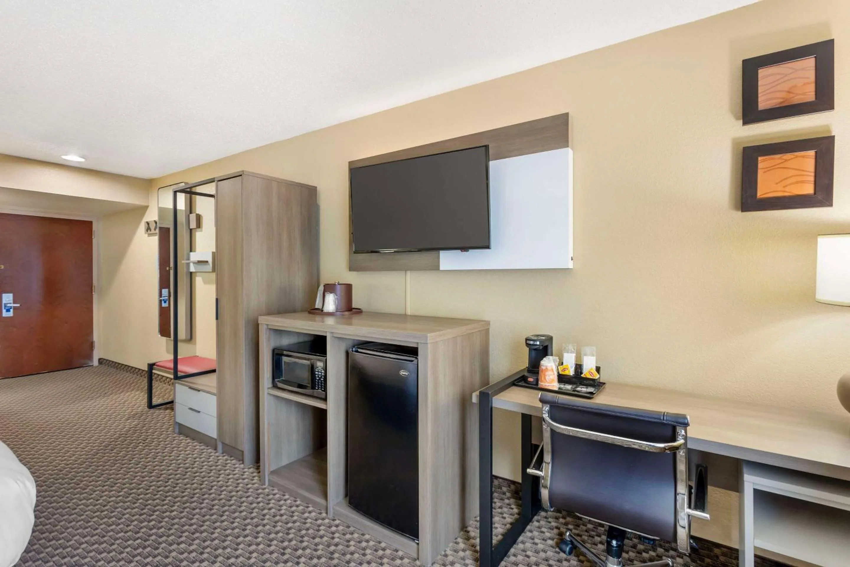 Bedroom in Comfort Inn & Suites Carneys Point - Pennsville