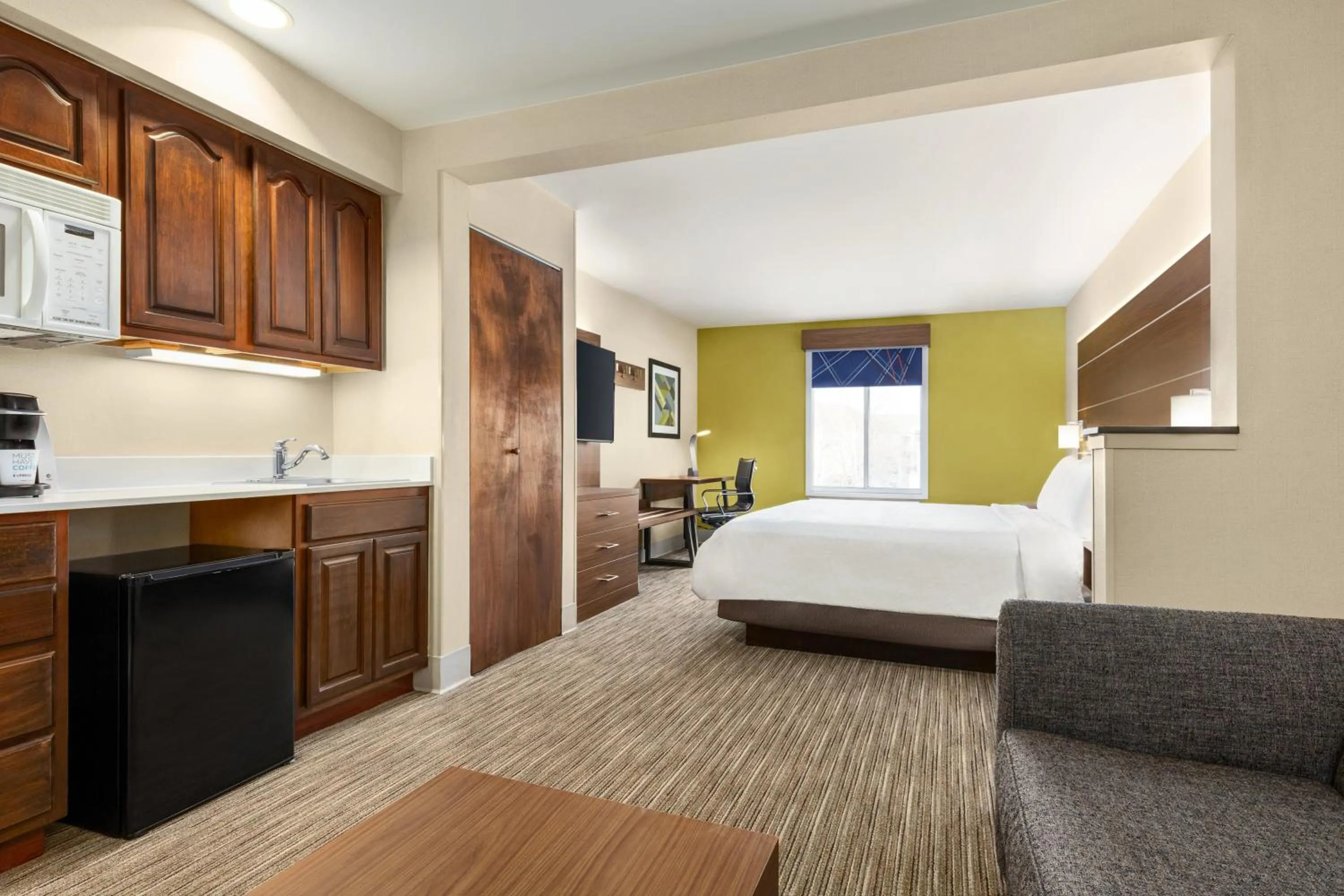 Photo of the whole room, Bed in Holiday Inn Express & Suites Philadelphia - Mt Laurel by IHG