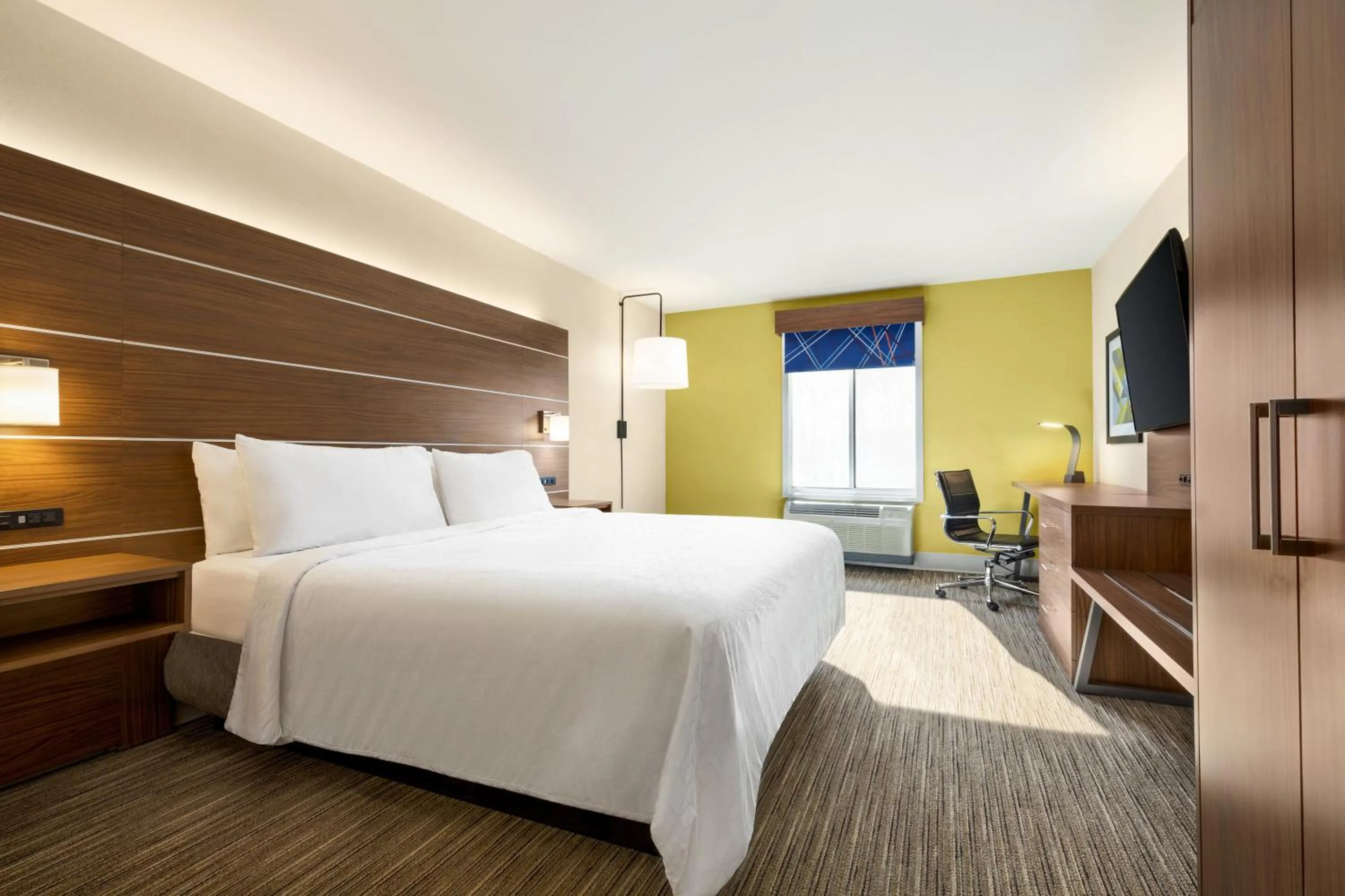 Photo of the whole room, Bed in Holiday Inn Express & Suites Philadelphia - Mt Laurel by IHG