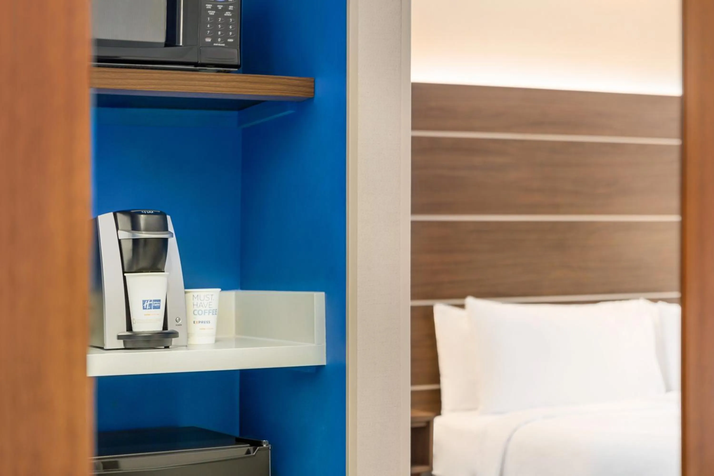 Bedroom, Bed in Holiday Inn Express & Suites Philadelphia - Mt Laurel by IHG