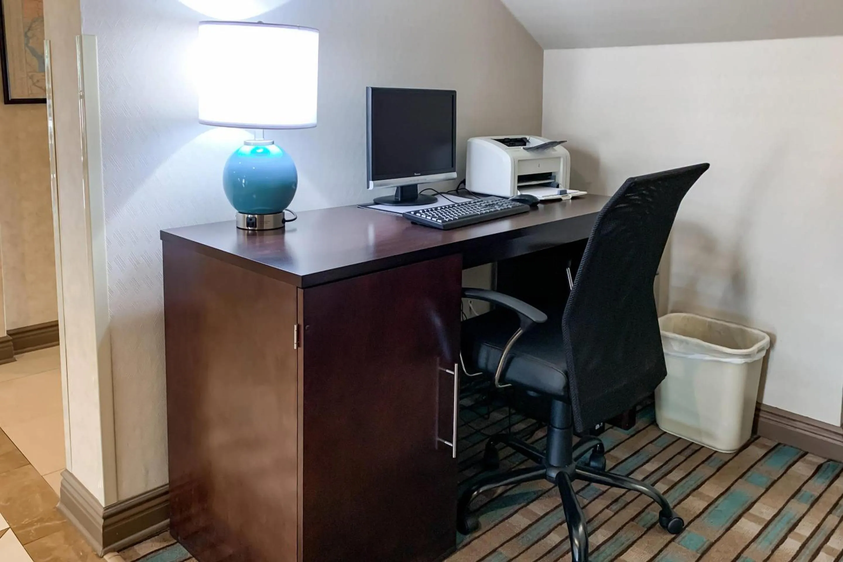 Business facilities in Quality Inn near Toms River Corporate Park