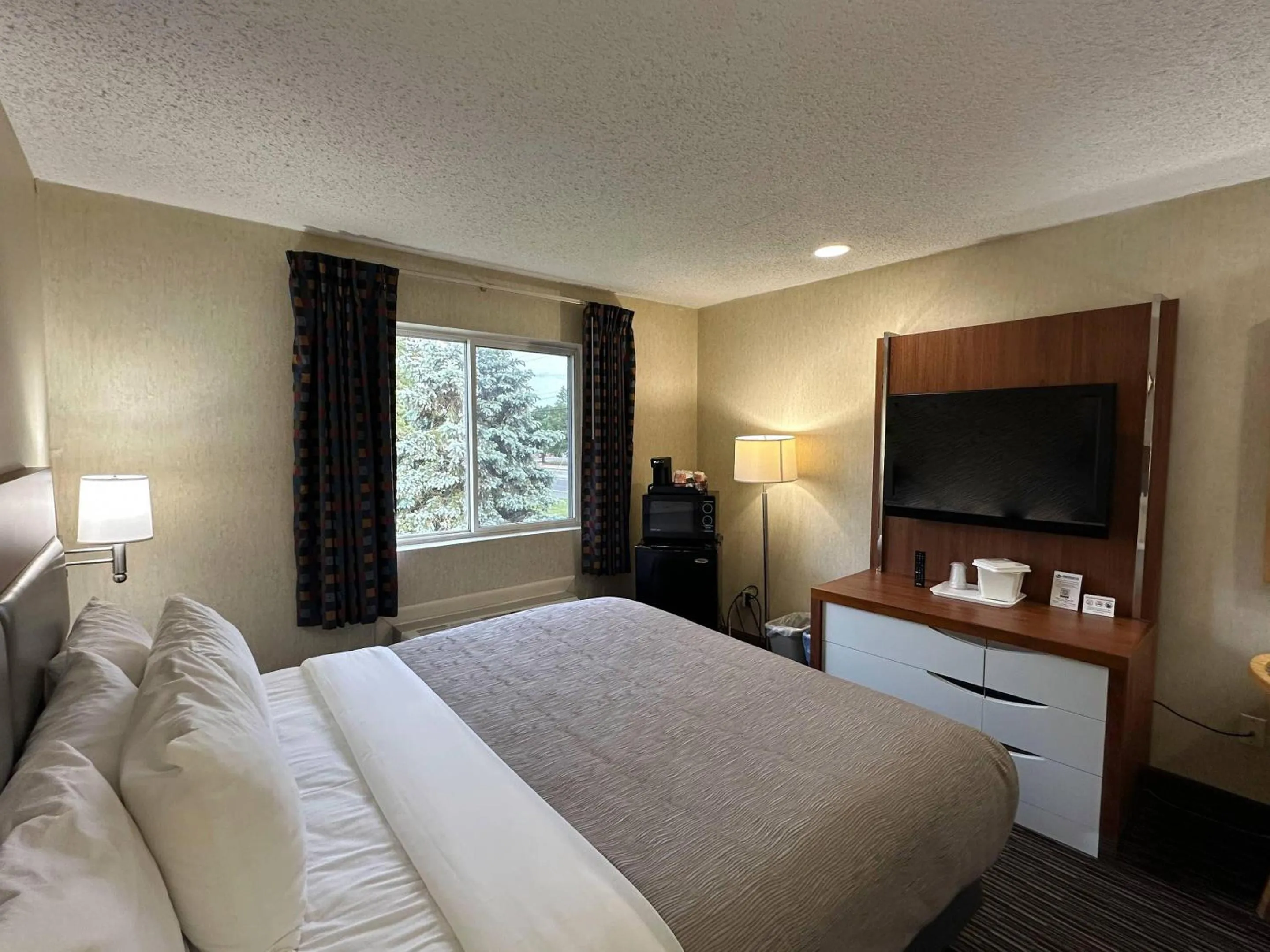 Bedroom, Bed in Quality Inn near Toms River Corporate Park