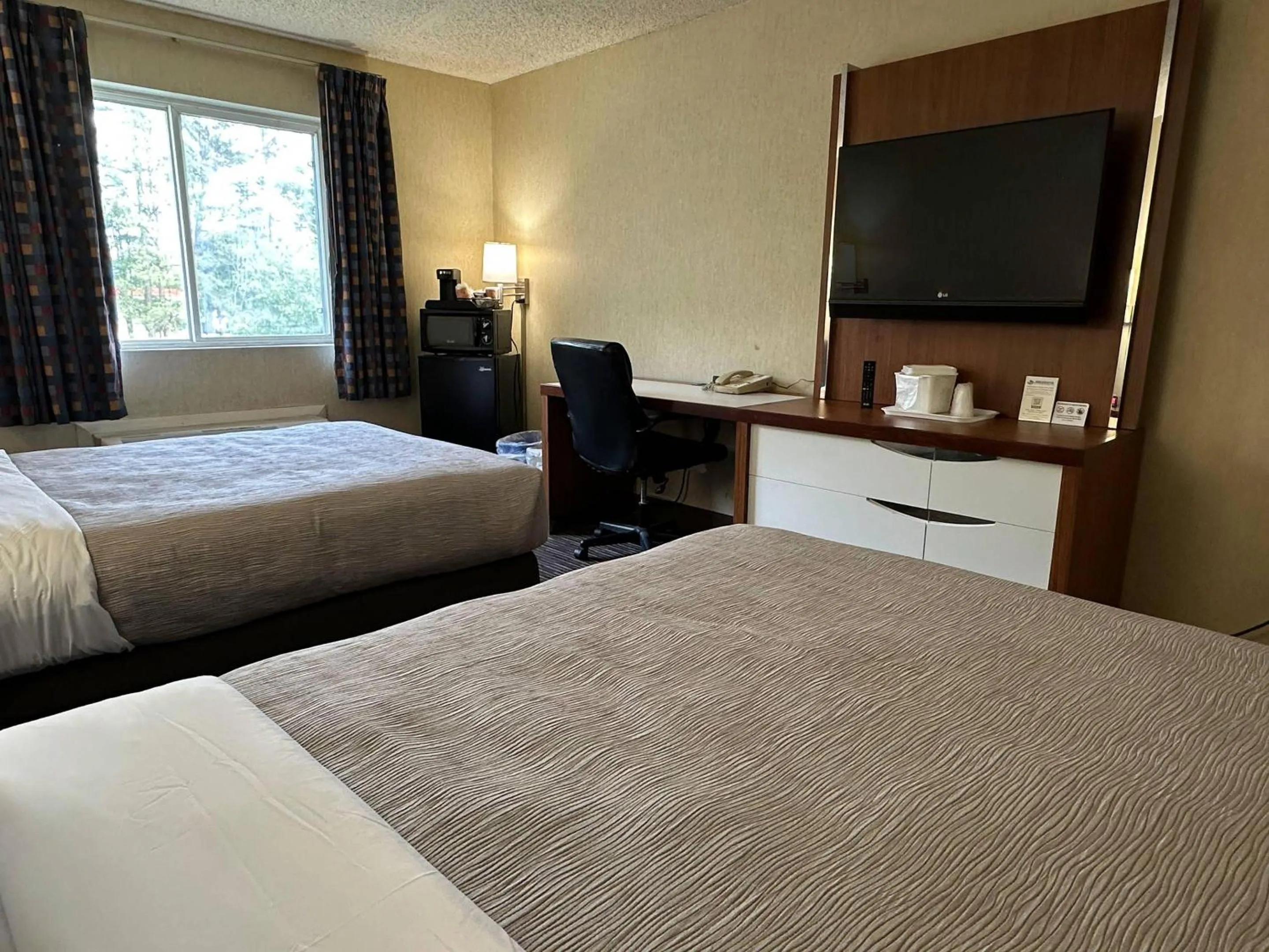 Bedroom, Bed in Quality Inn near Toms River Corporate Park