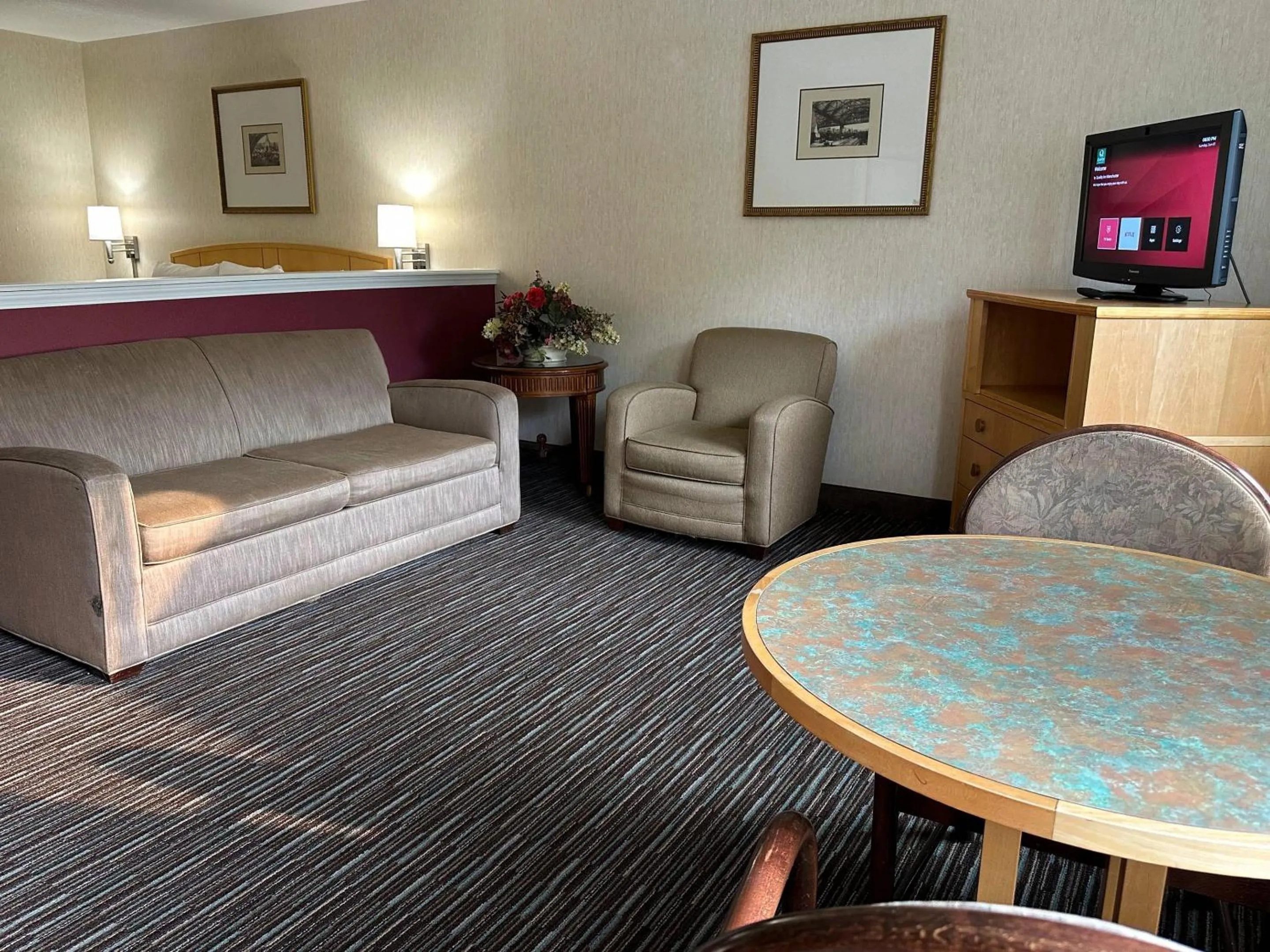 Bedroom, Bed in Quality Inn near Toms River Corporate Park