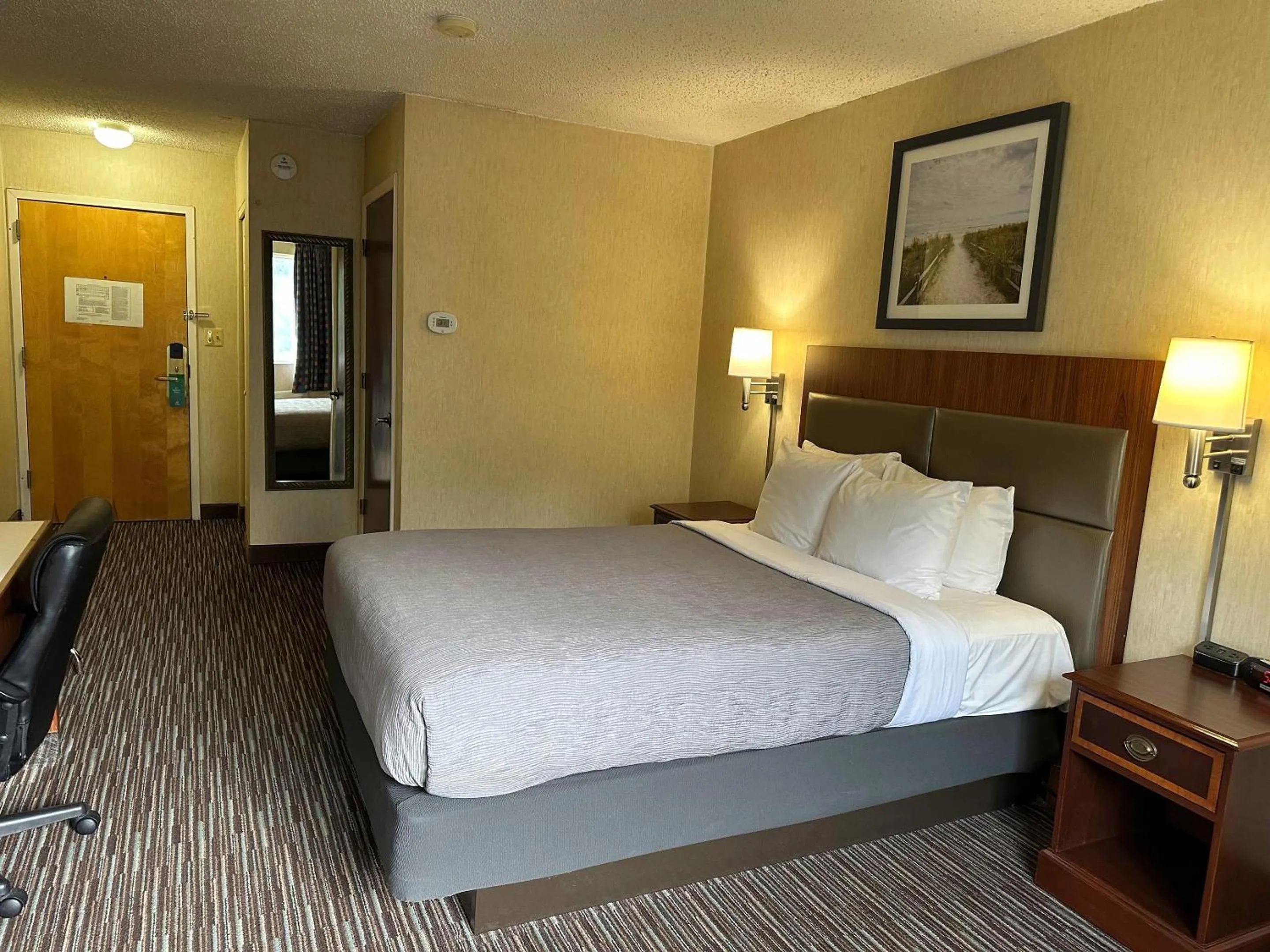 Bedroom, Bed in Quality Inn near Toms River Corporate Park