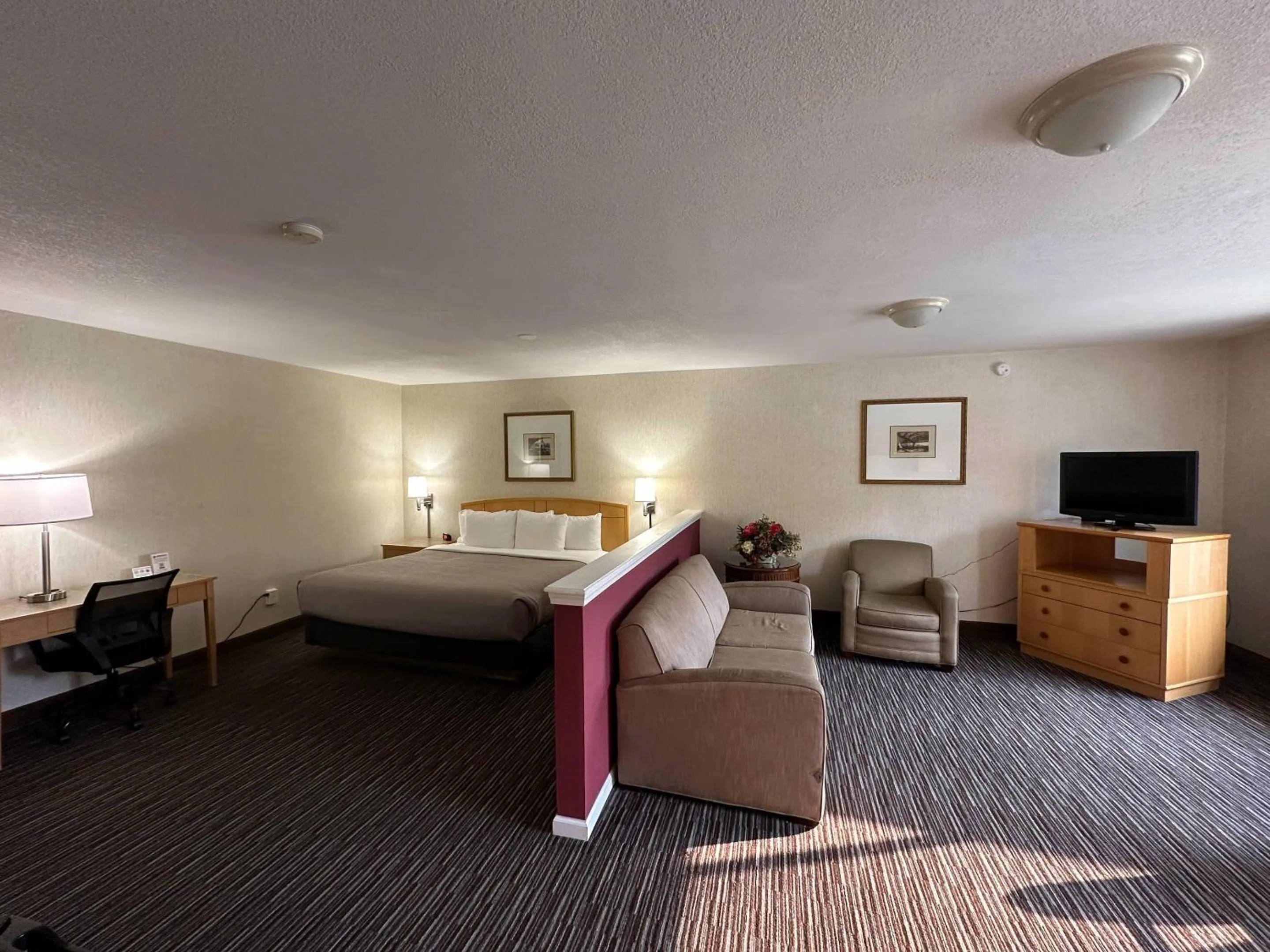 Bedroom, Bed in Quality Inn near Toms River Corporate Park