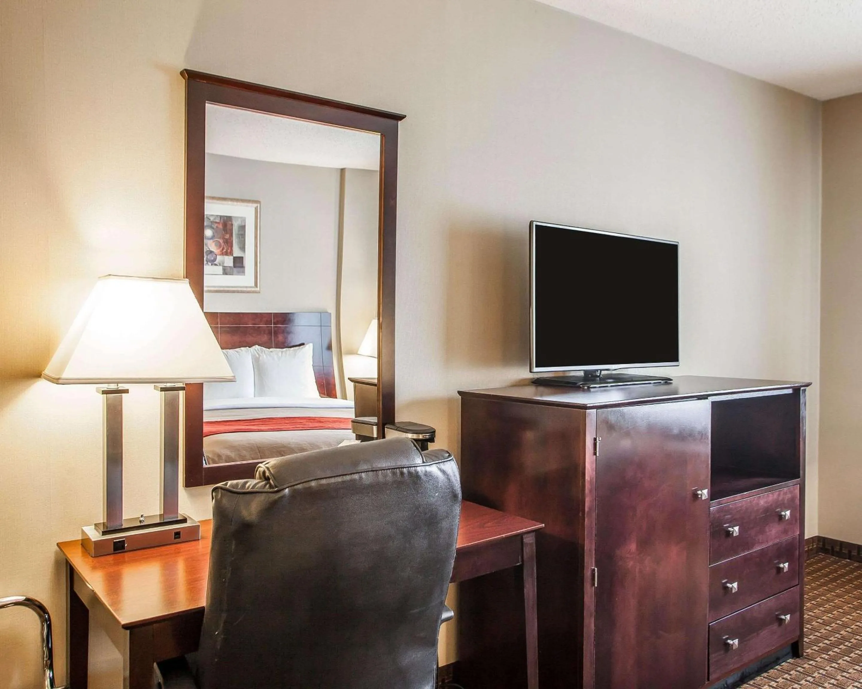 Photo of the whole room, Bed in Avon Hotel - Toms River