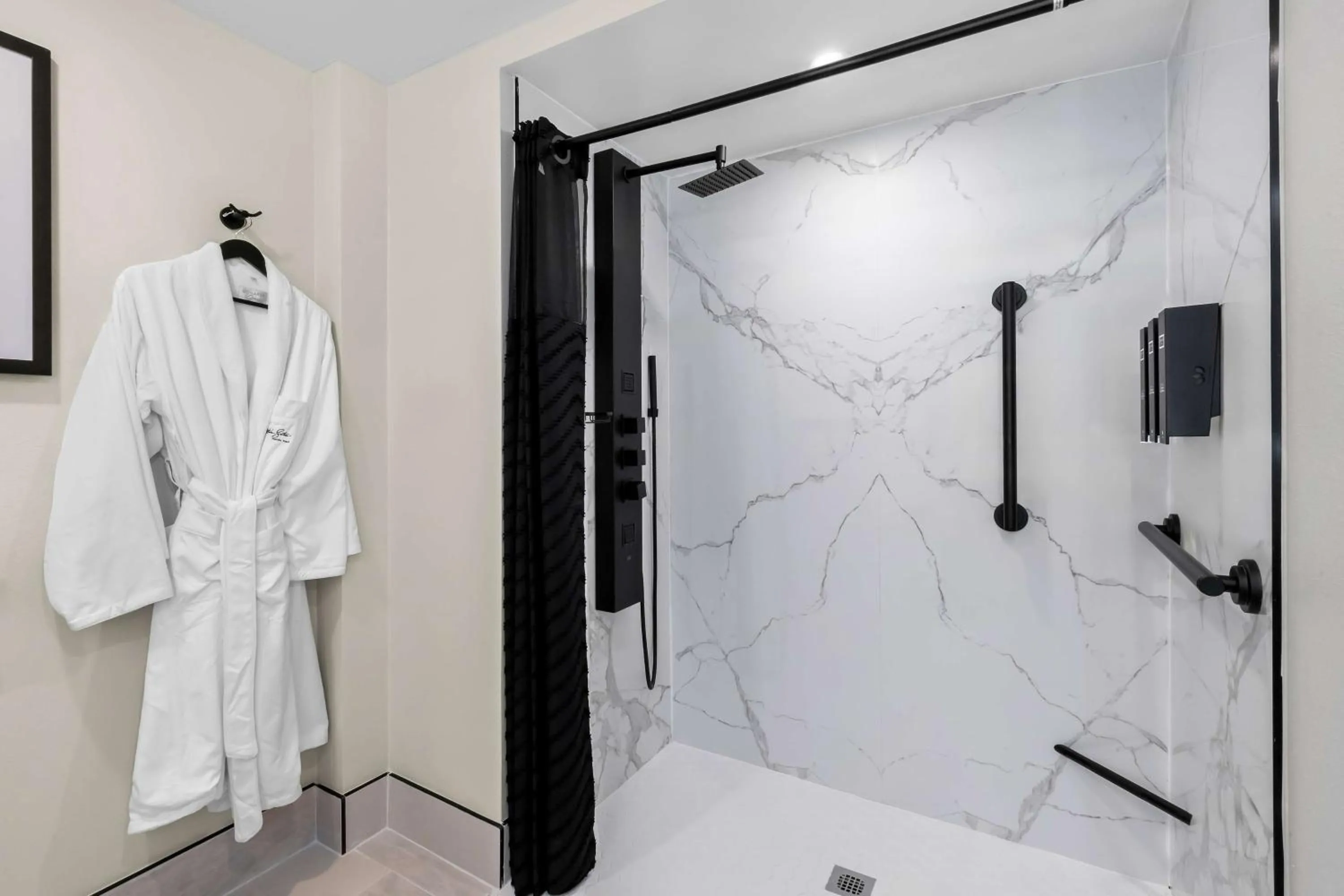 Bathroom in Latitude Suites Tinton Falls Eatontown - BW Premier Collection