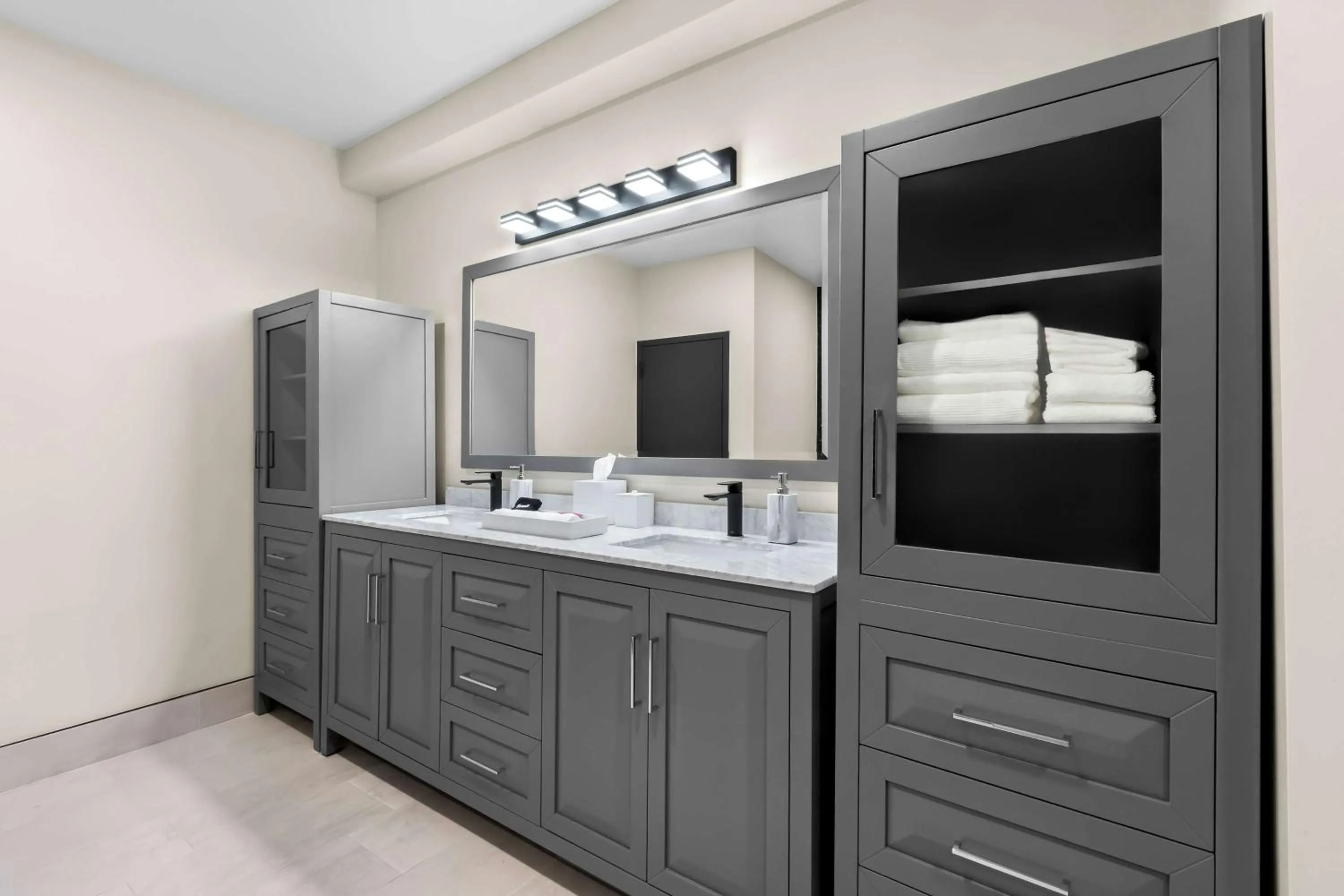 Bathroom in Latitude Suites Tinton Falls Eatontown - BW Premier Collection