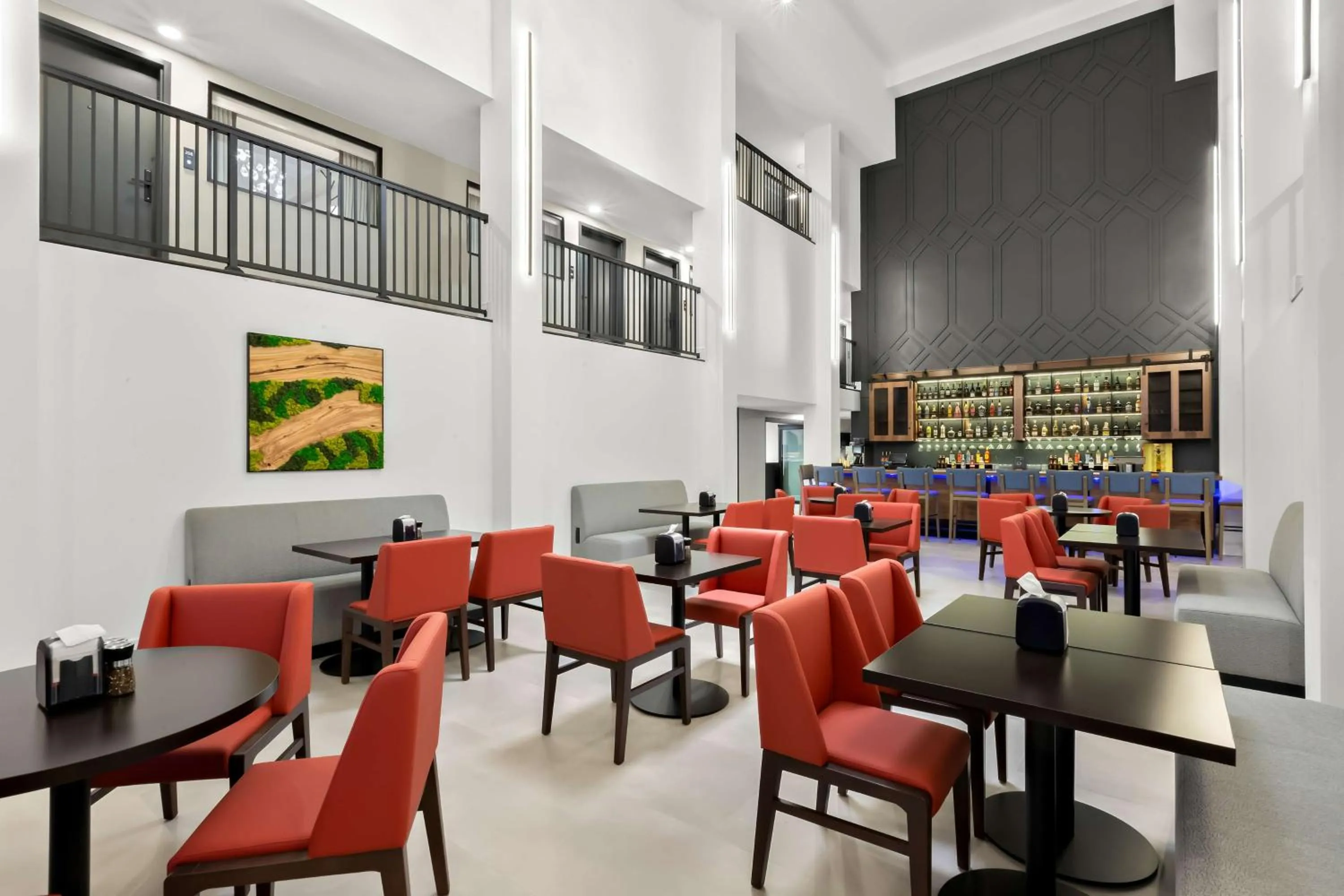 Lounge or bar in Latitude Suites Tinton Falls Eatontown - BW Premier Collection