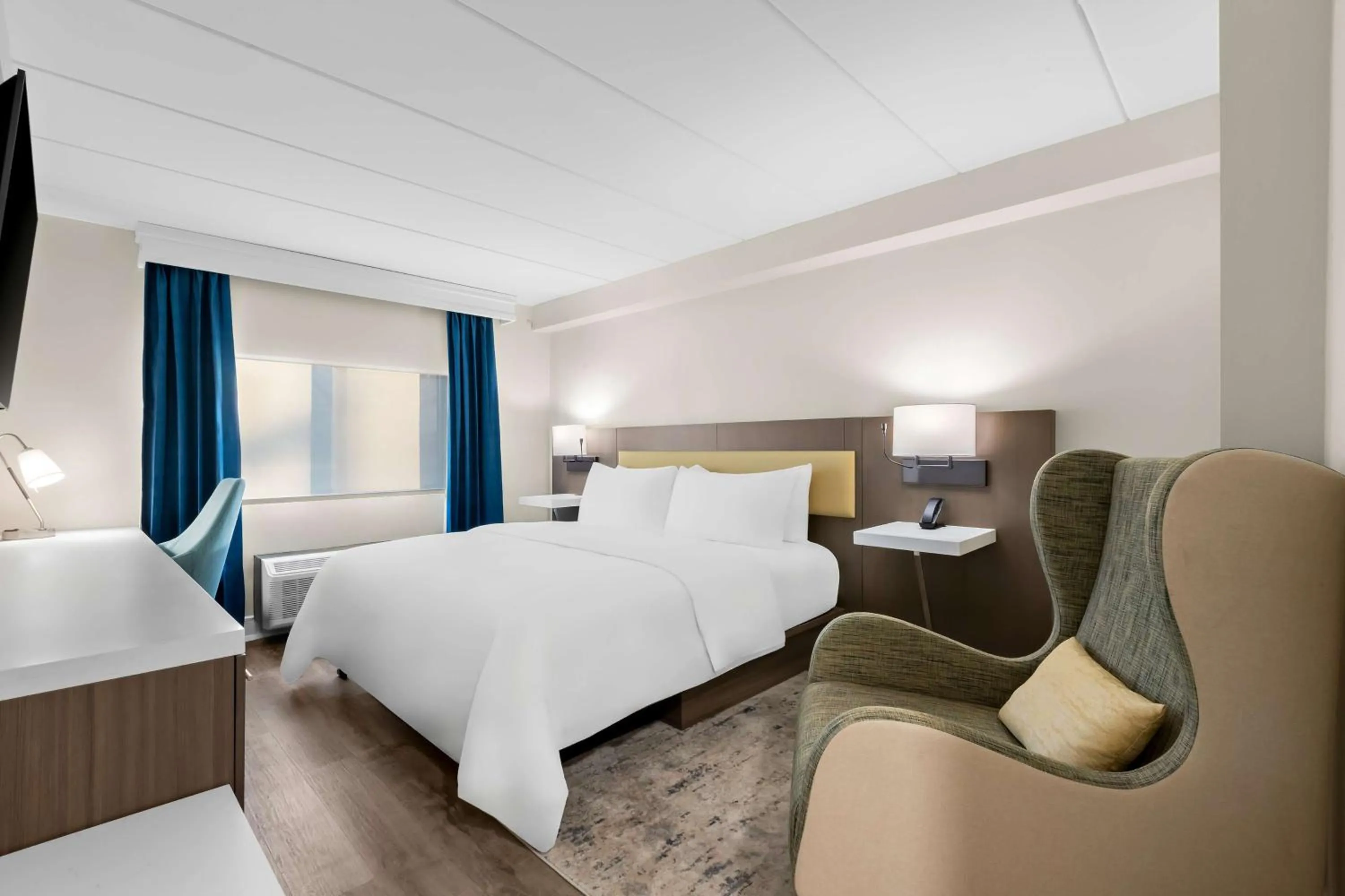 Bedroom, Bed in Latitude Suites Tinton Falls Eatontown - BW Premier Collection