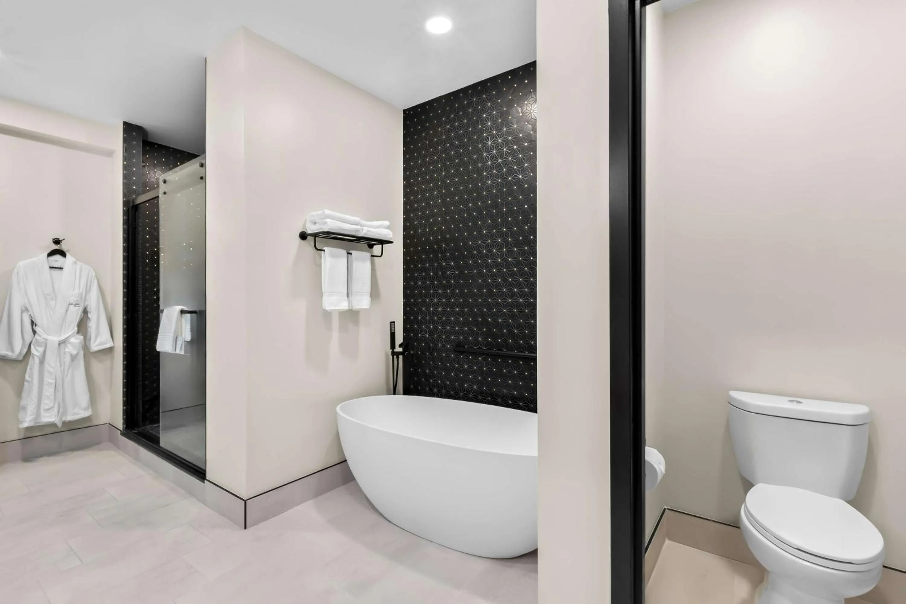 Bathroom in Latitude Suites Tinton Falls Eatontown - BW Premier Collection
