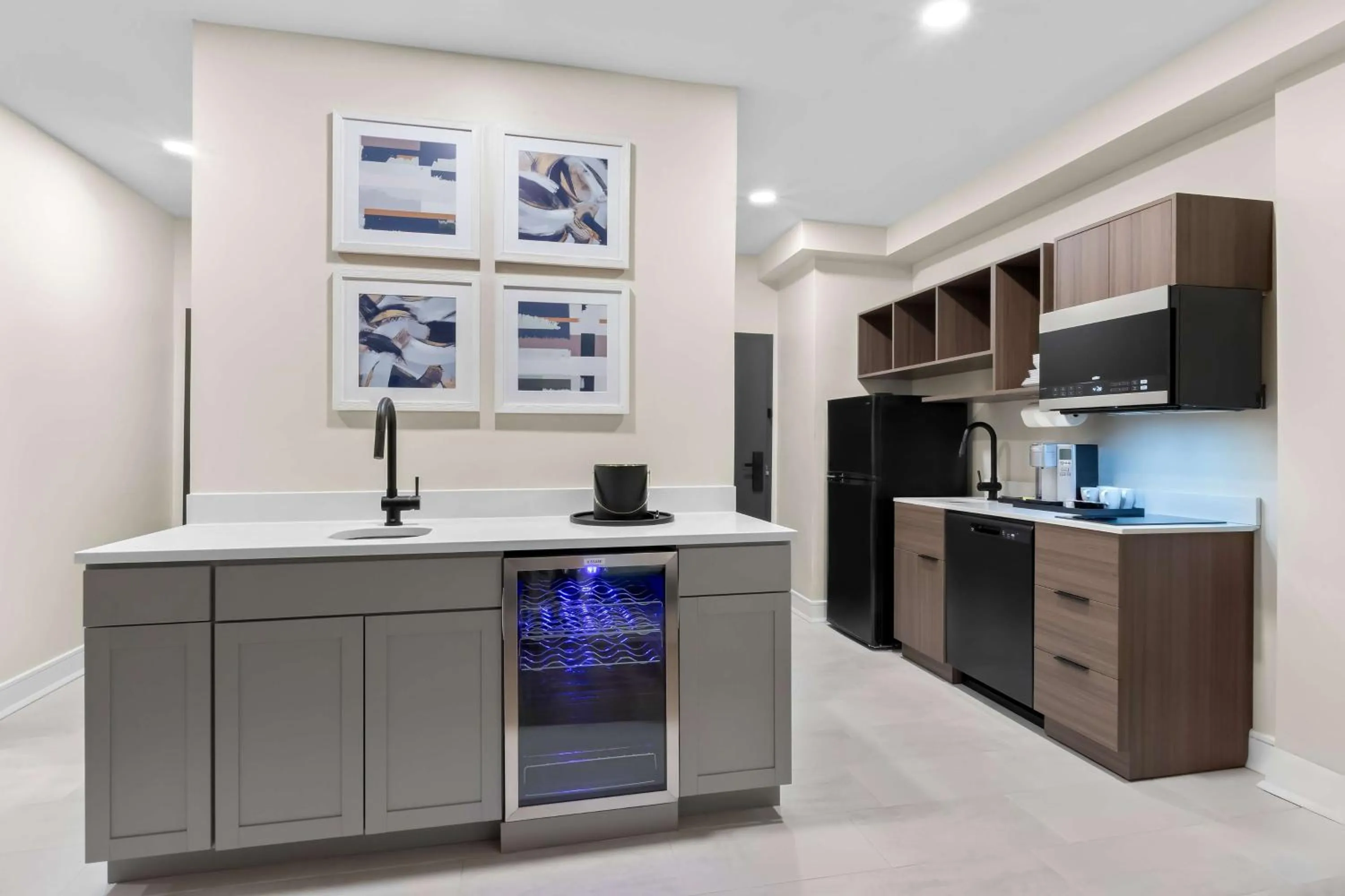 Bedroom in Latitude Suites Tinton Falls Eatontown - BW Premier Collection