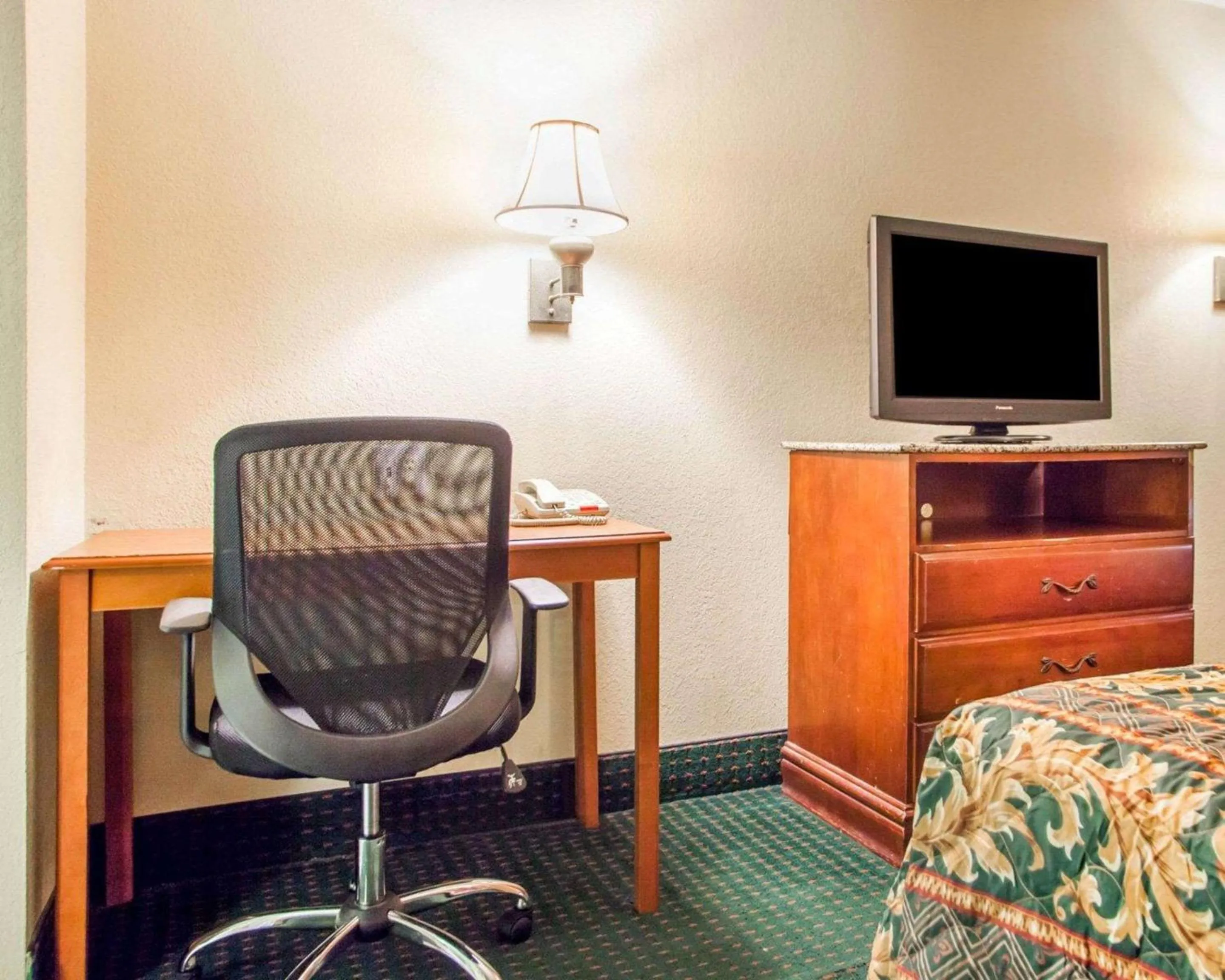 Photo of the whole room, Bed in Rodeway Inn Mount Laurel Hwy 73