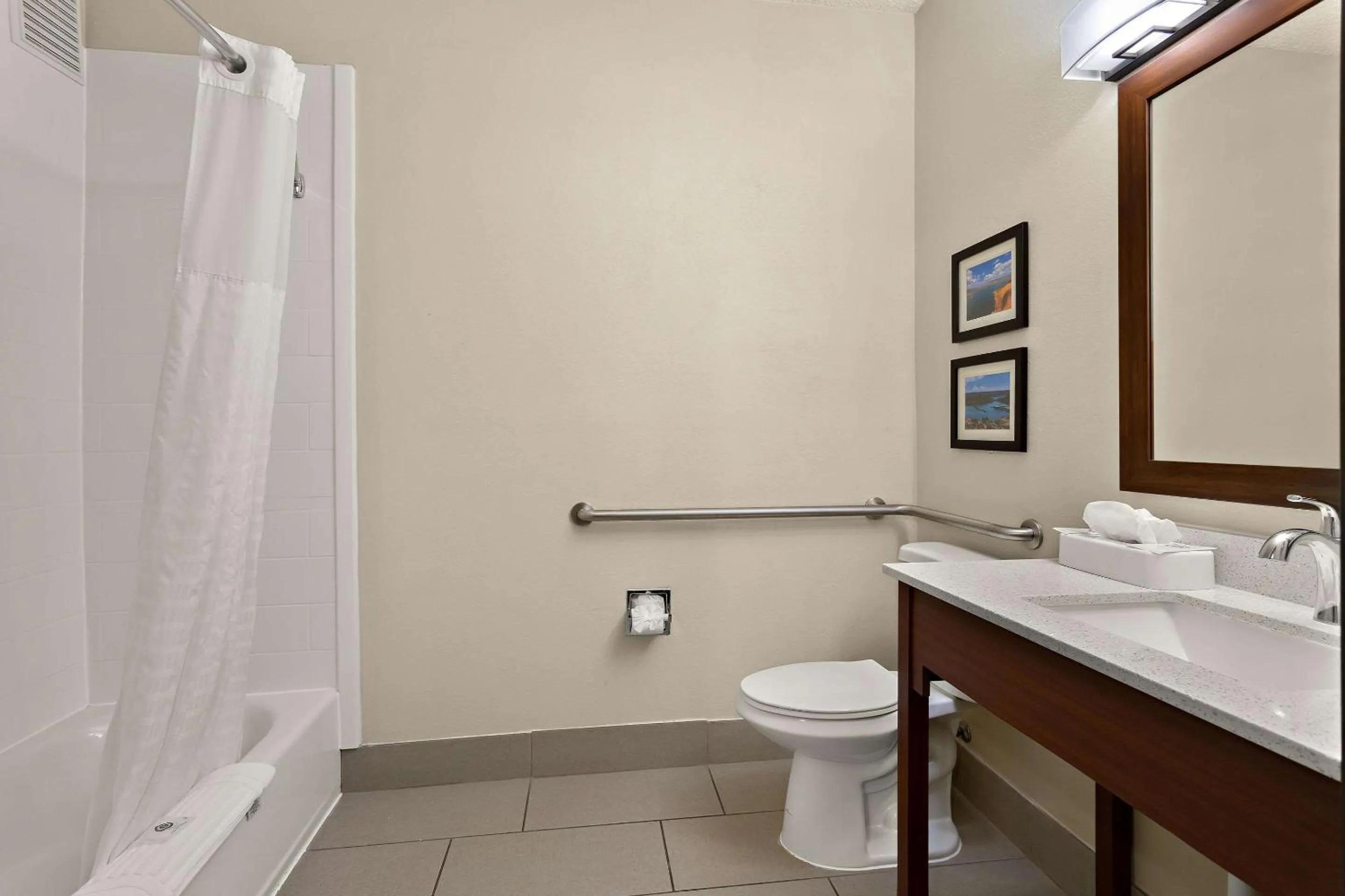 Bedroom in Comfort Suites University