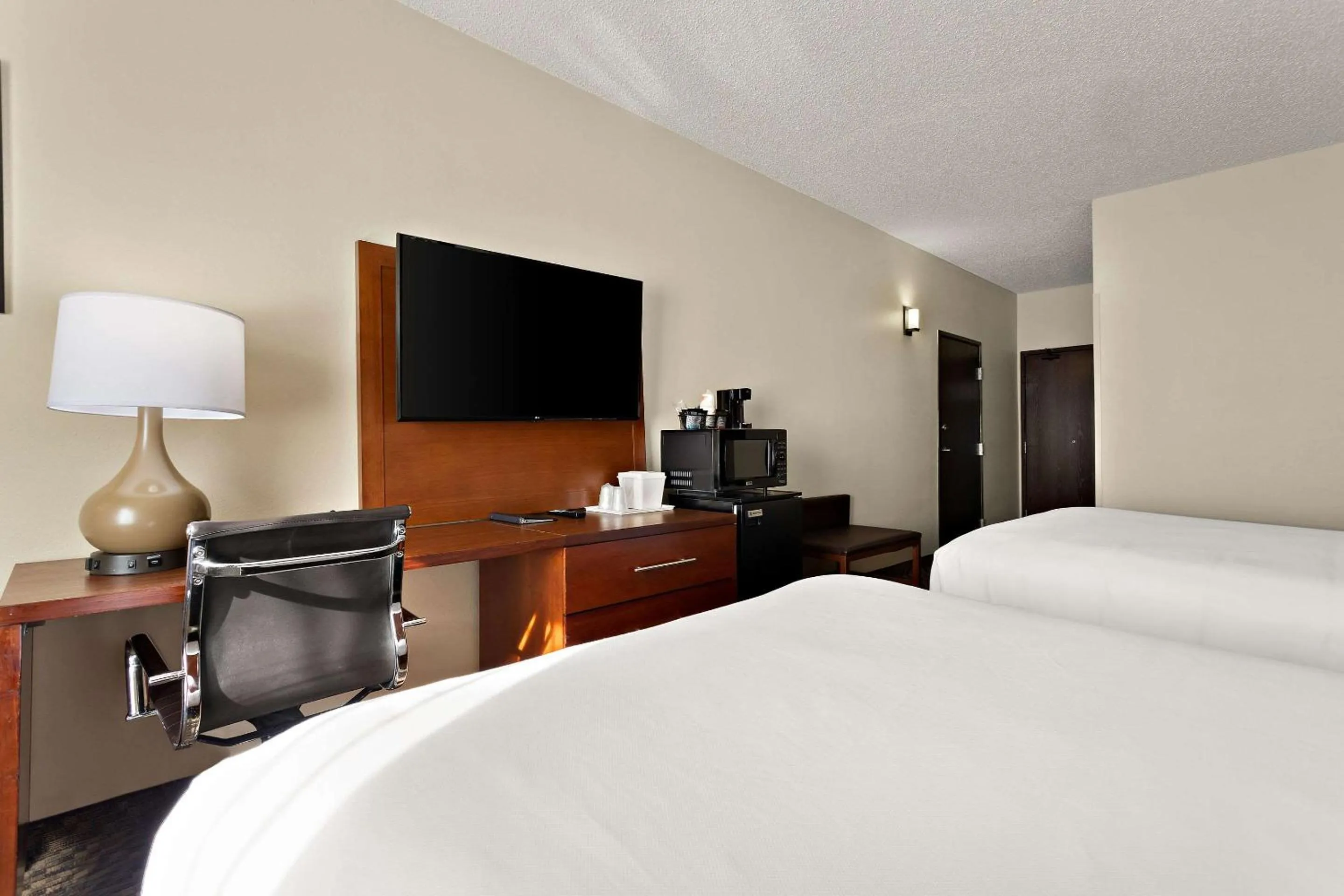 Bedroom, Bed in Comfort Suites University
