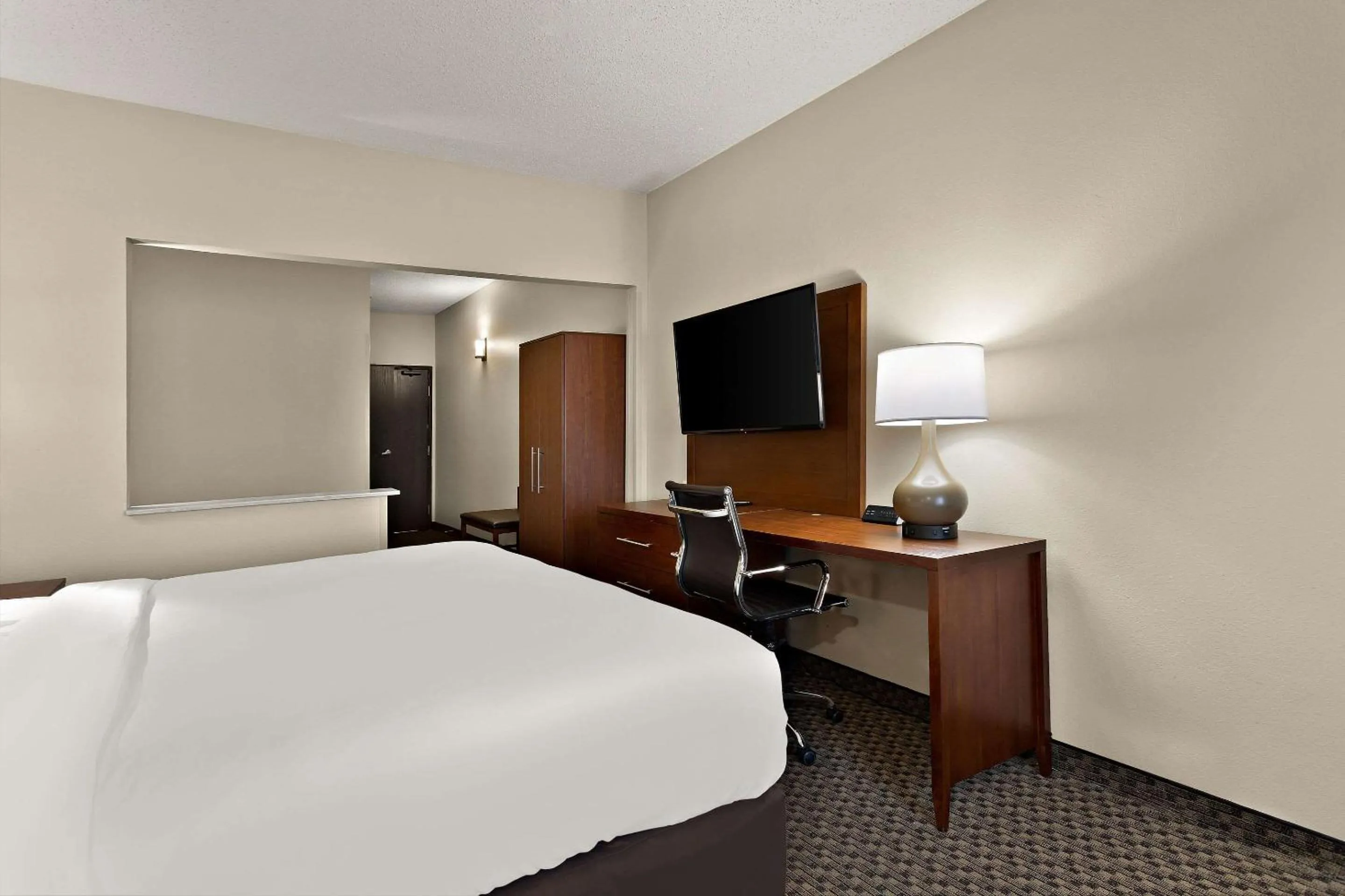 Bedroom, Bed in Comfort Suites University