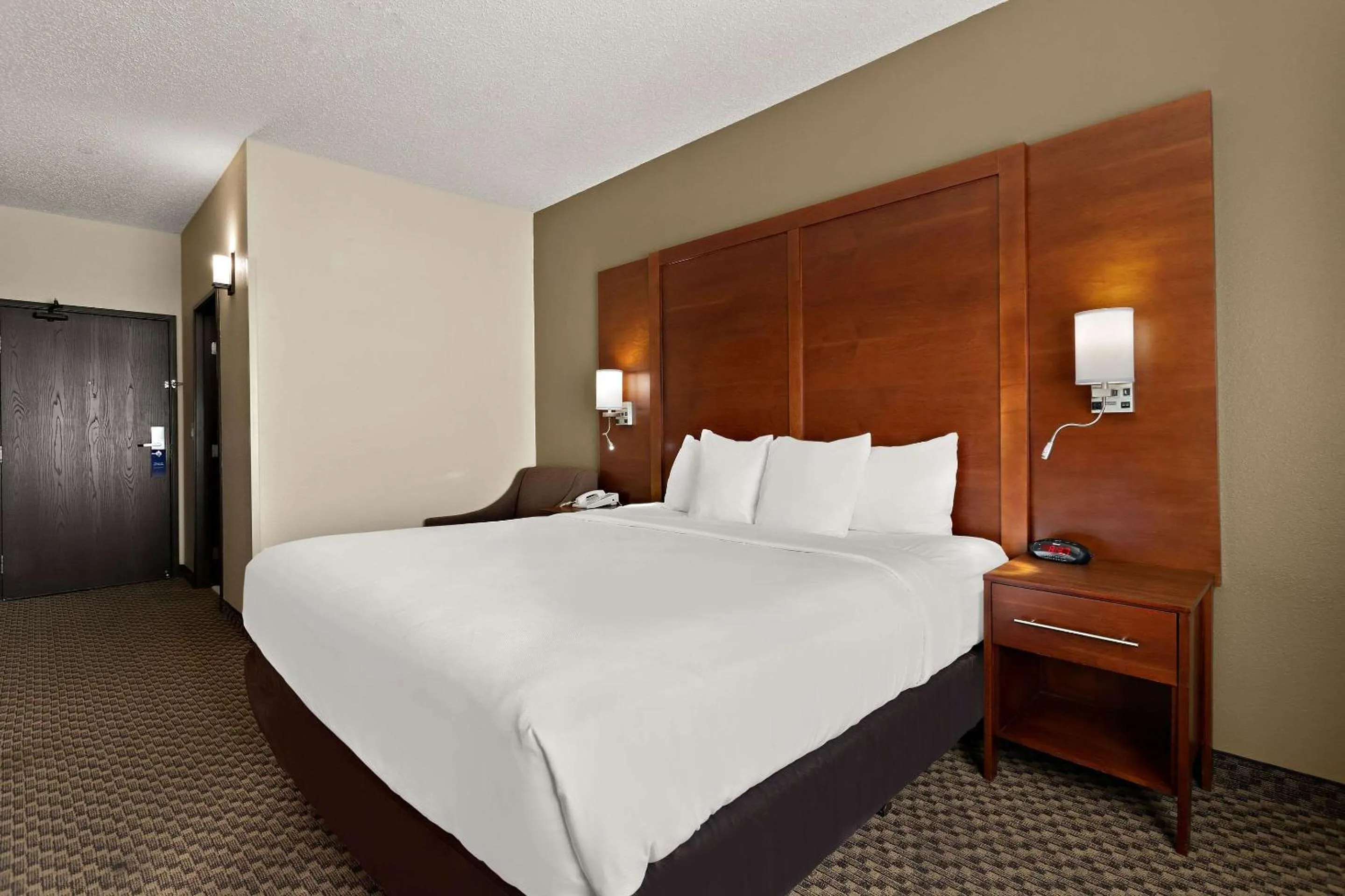 Bedroom, Bed in Comfort Suites University